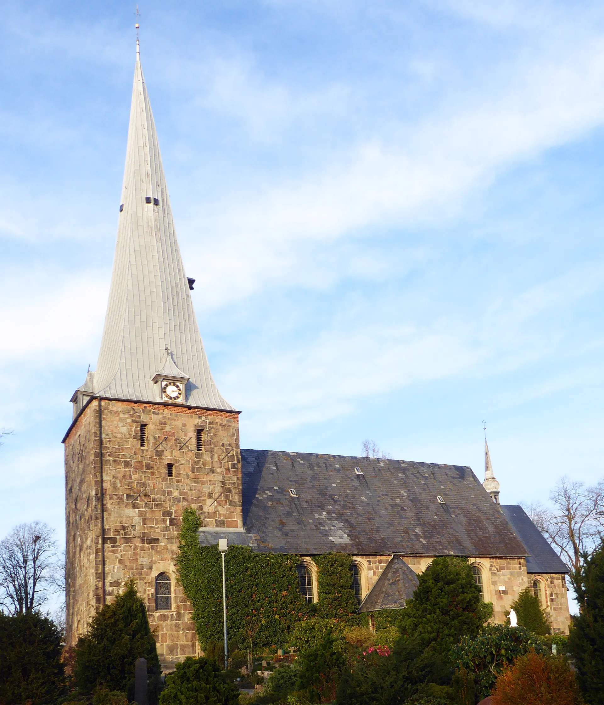 Photo showing: Sörup St-Marien-Kirche romanische Natursteinquader-Kirche (Basalt) 12 Jh mit spätgotischem Turm - Foto 2018 Wolfgang Pehlemann P1280569
