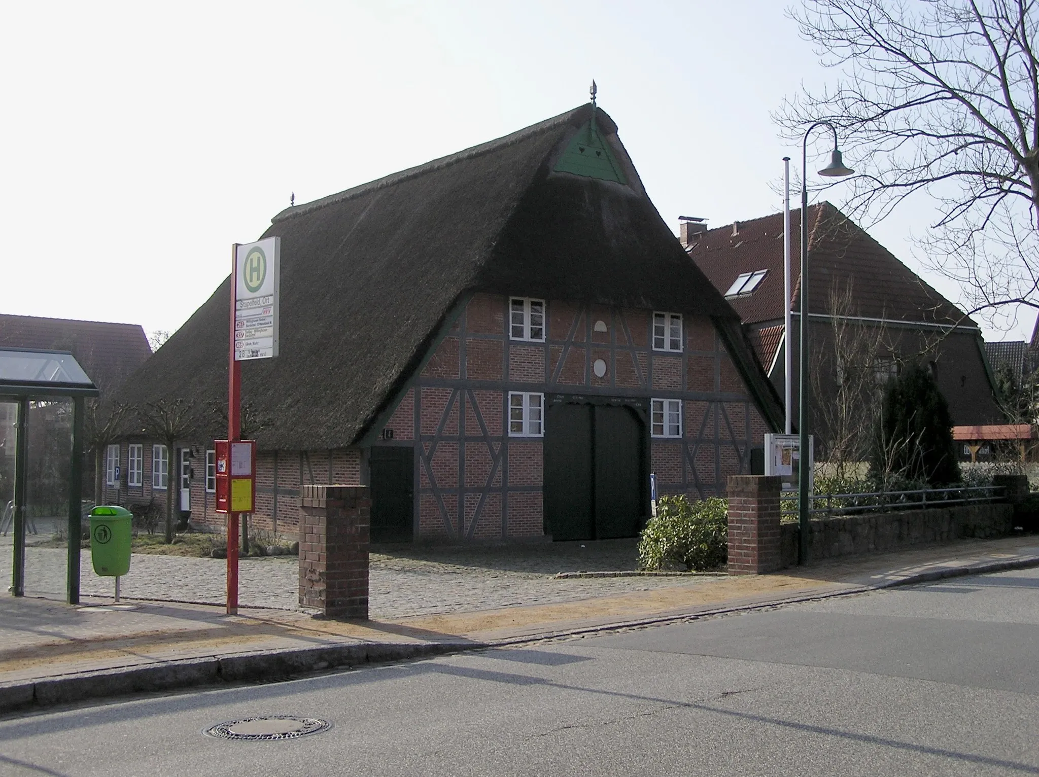 Photo showing: Zweiständer Fachwerkhallenhaus aus dem Jahr 1834 in Stapelfeld (Stormarn).