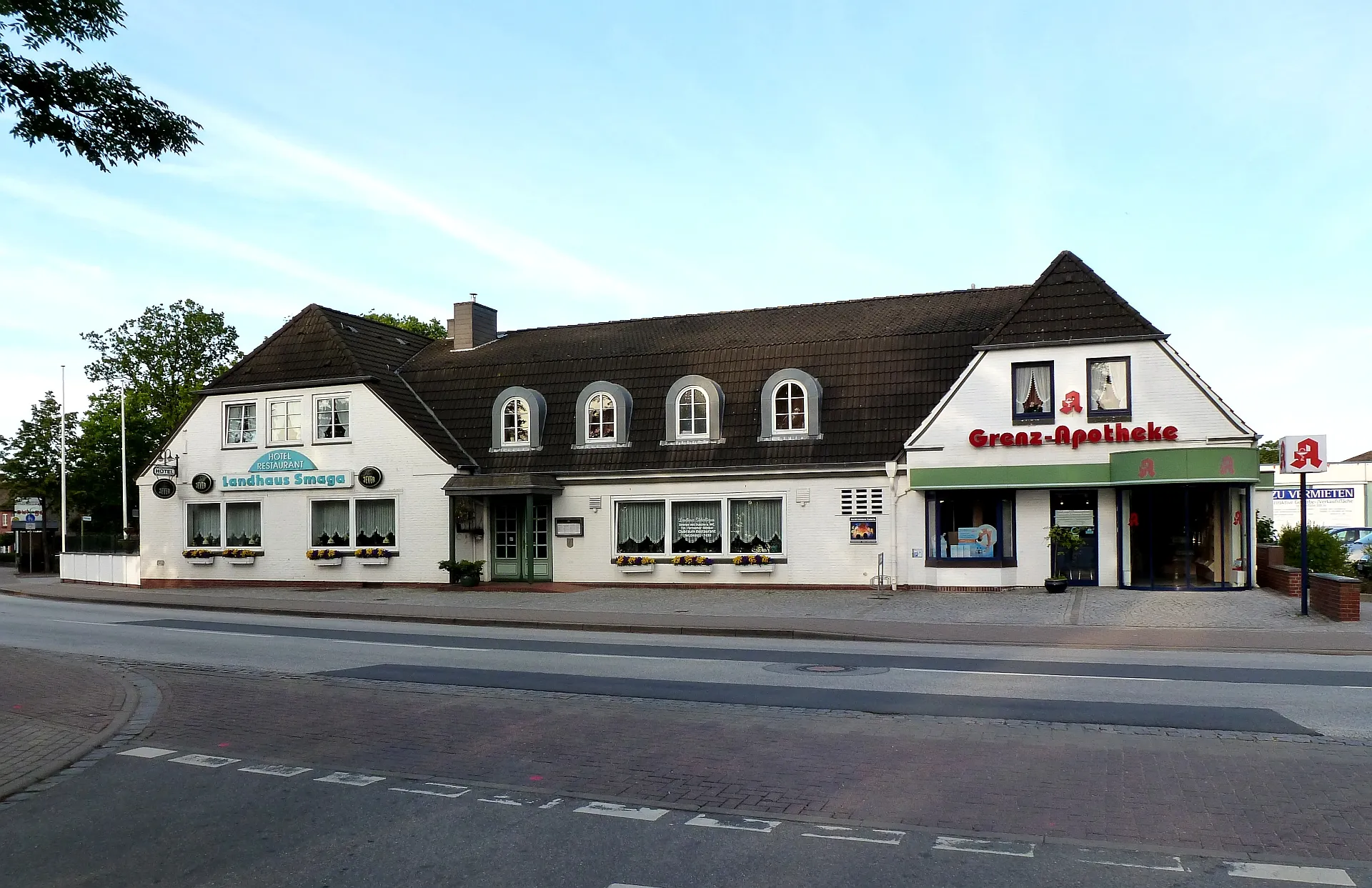 Photo showing: Süderlügum, Hauptstraße. Hotel Landhaus Smaga und Grenz-Apotheke. Aufnahmedatum 2011-05.