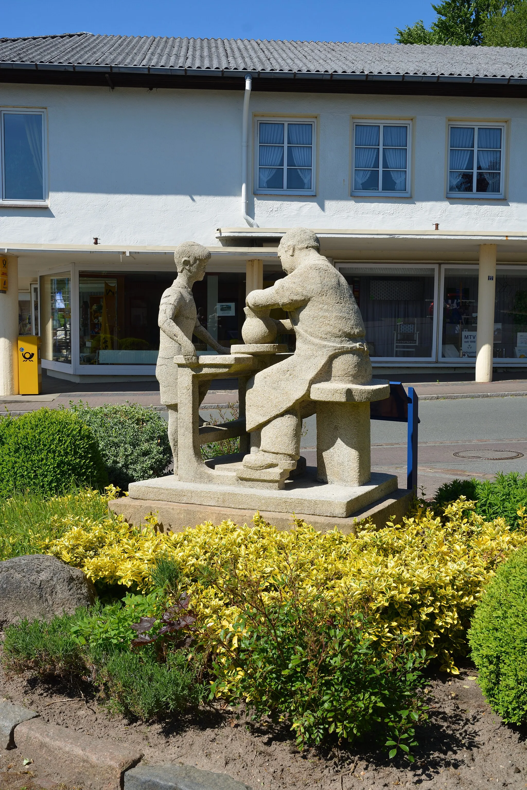 Photo showing: Das Töpferdenkmal in Tellingstedt