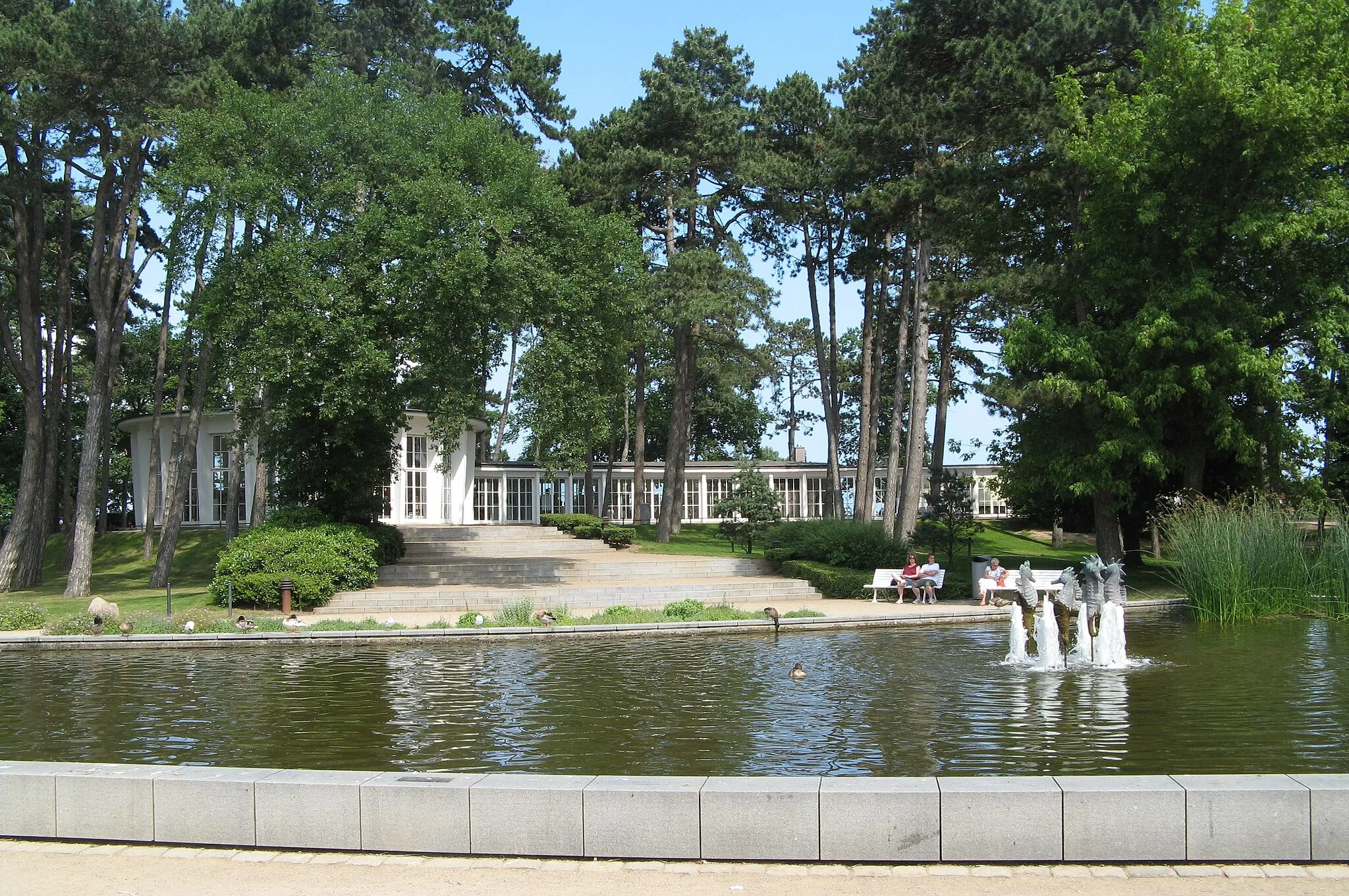 Photo showing: Timmendorfer Strand - Seahorse Fountain and Trinkkurhalle