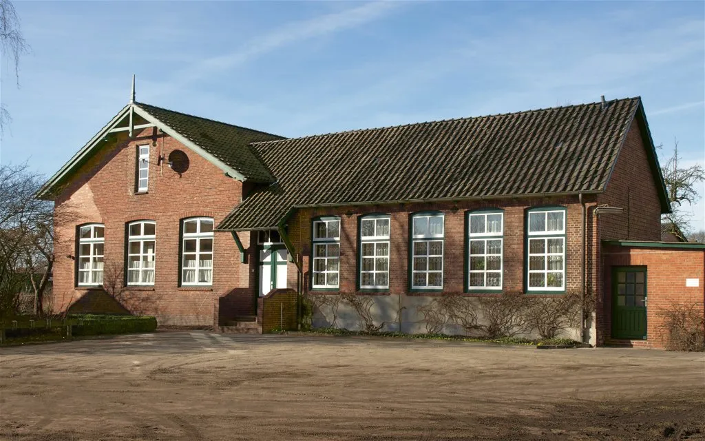 Photo showing: Tornesch, former village school Ahrenlohe (1882/1897), Hörnweg 7, view from SE - Single-storey brick building with a built-in drumming floor on an angular floor plan with two classrooms and two teacher's apartments, pitched roof; - Built in 1882, expanded in 1897, in 1969 the school was closed. 1989 renovation; 2017-2018 further renovation and conversion to the cultural center.