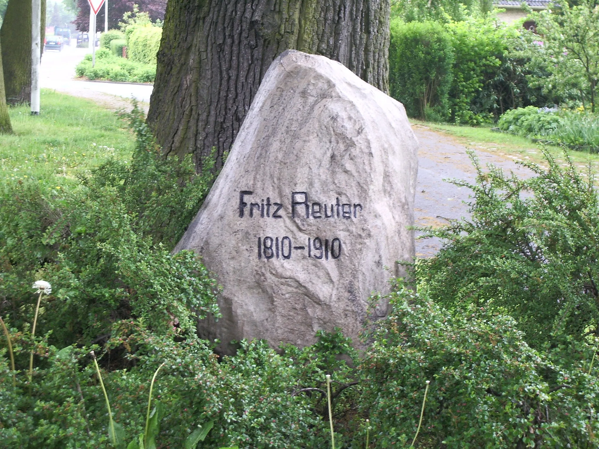Photo showing: Der Fritz Reuter Gedenkstein zum 100. Geburtstags des Dichters in der Reuterstraße in Uetersen.