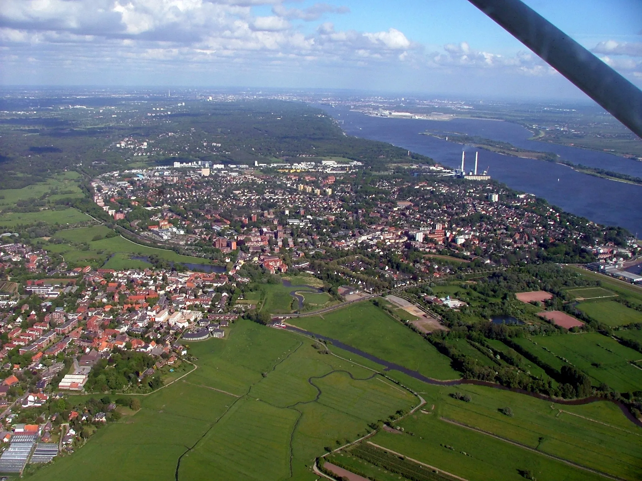 Photo showing: Luftaufnahme der Umgebung Wedels
Sichtbar sind u. a. der S-Bahnhof, das Kraftwerk, die Elbe mit der Insel Schweinesand und dem Mühlenberger Loch und die Stadt Hamburg am Horizont.