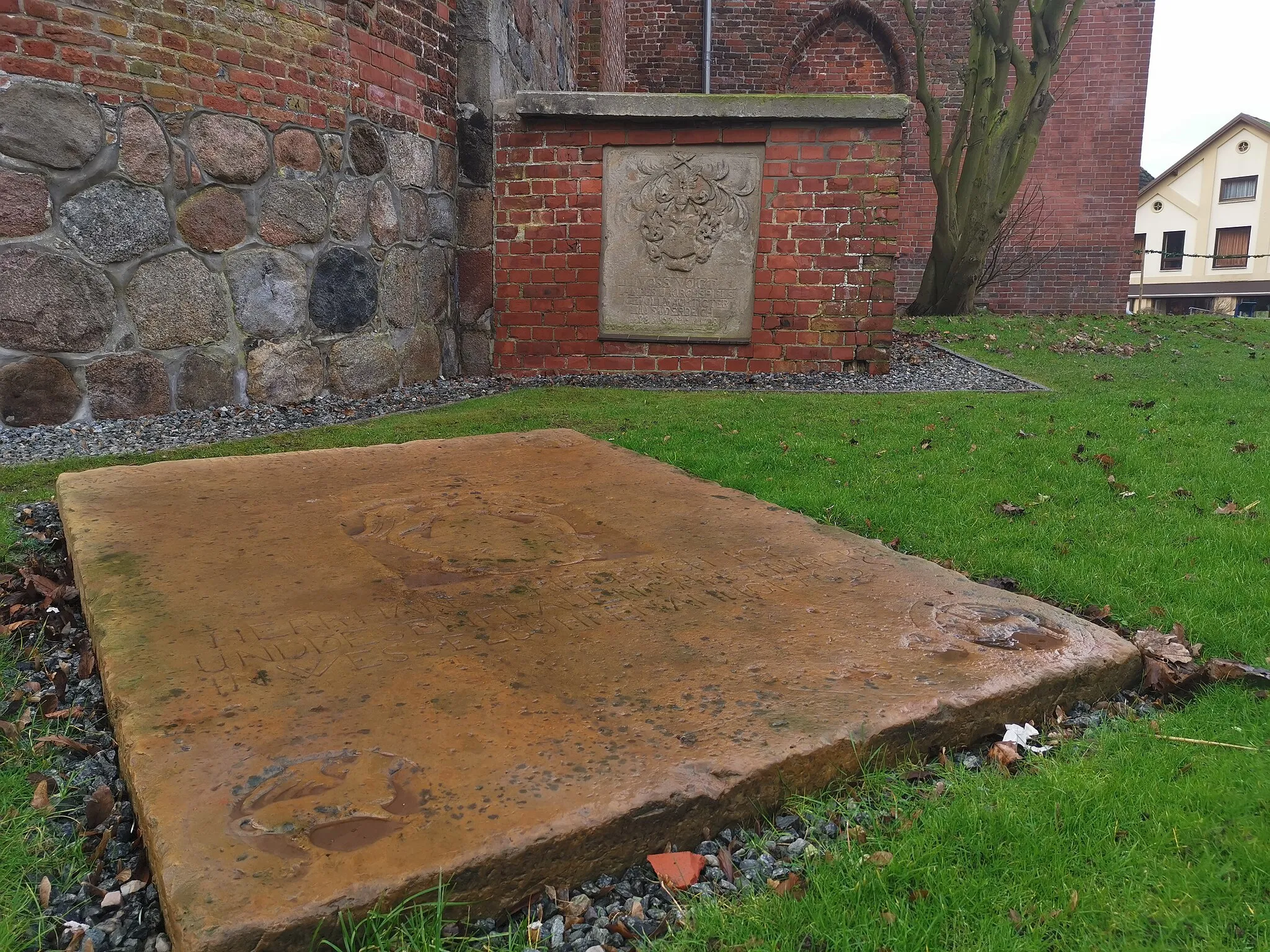 Photo showing: Grabplatten an der Kirche von Wesselburen