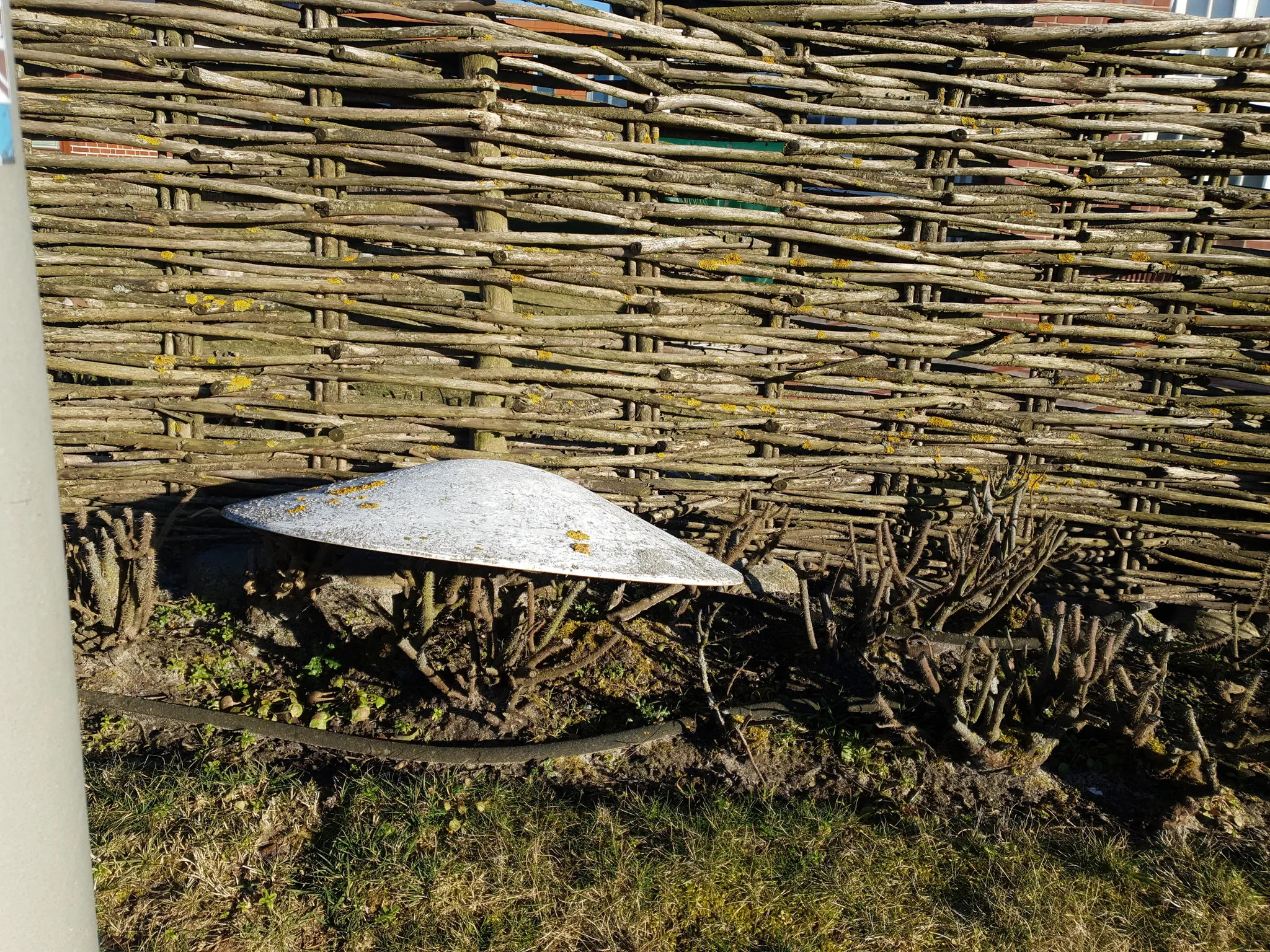 Photo showing: Beschädigte Straßenlampe in Westerland– Der Lampenschirm liegt daneben