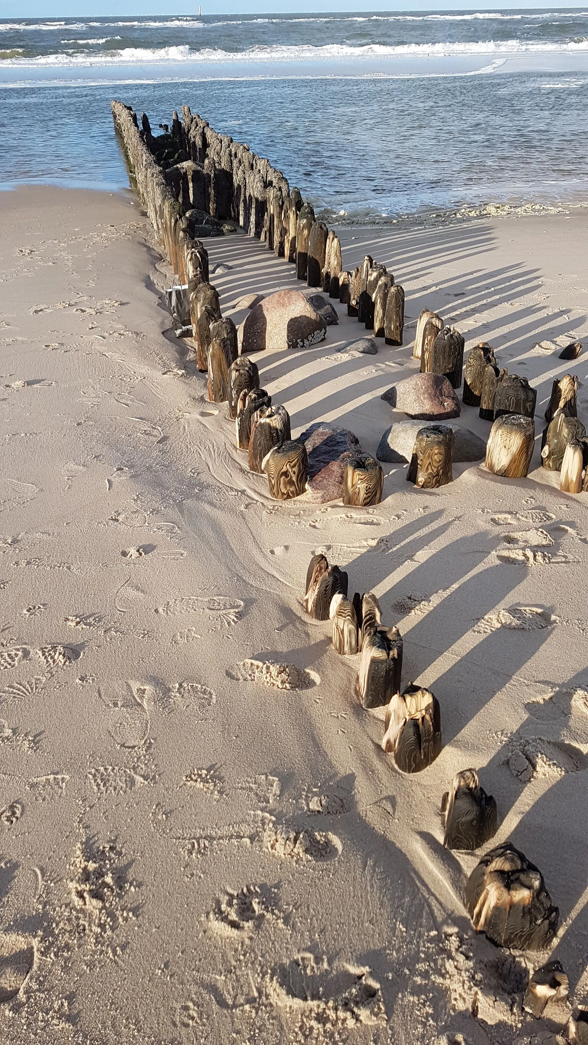 Photo showing: Reste einer alten Holzbuhne am Strand von Westerland 2020. 
Die Stahl- und Betonbuhnen sind, da wirkungslos, weitgehend entfernt worden.
