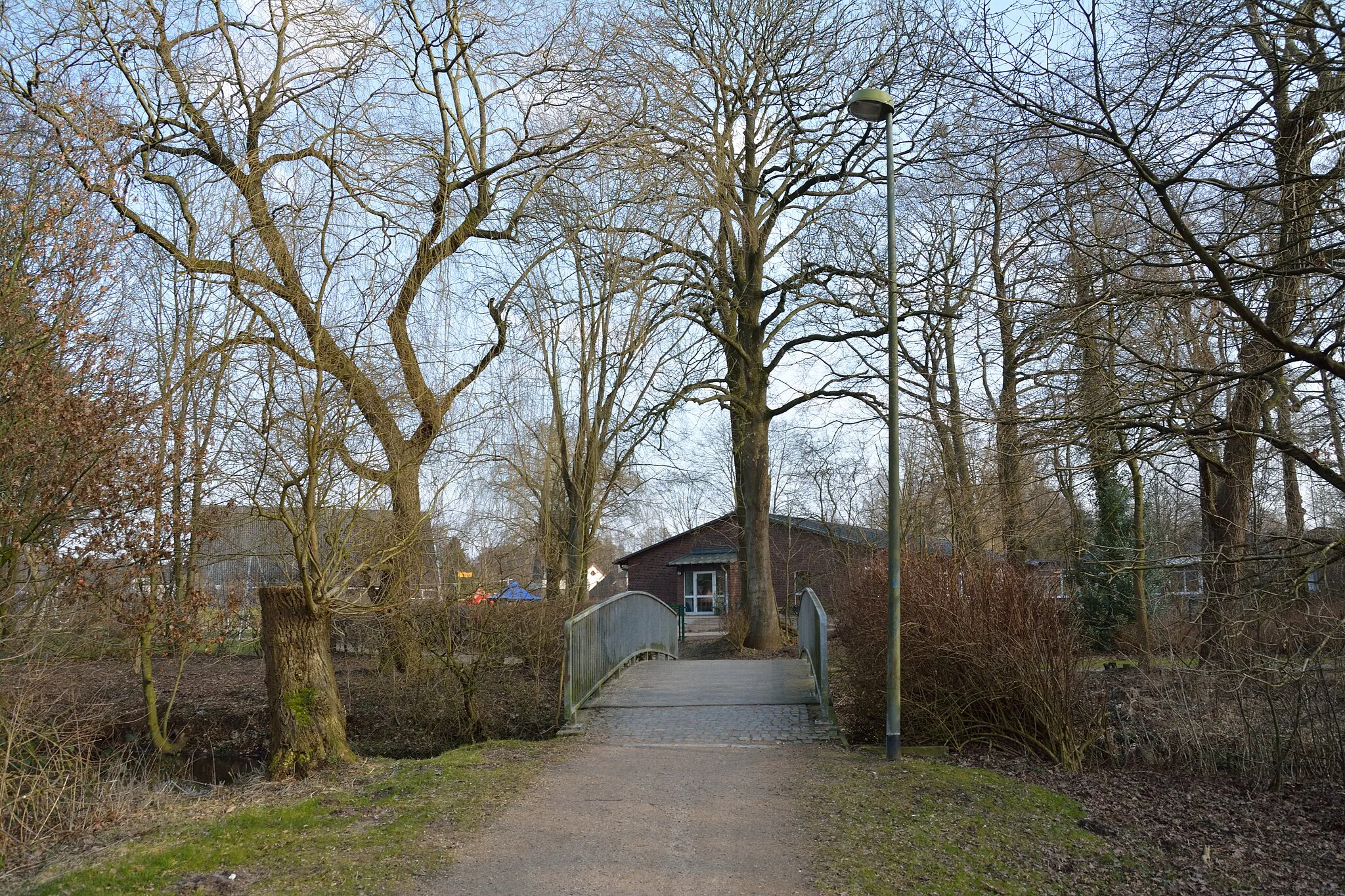 Photo showing: Im Stadtgebiet von Neumünster gibt es mehrere Fussgängerbrücken über die Stör.