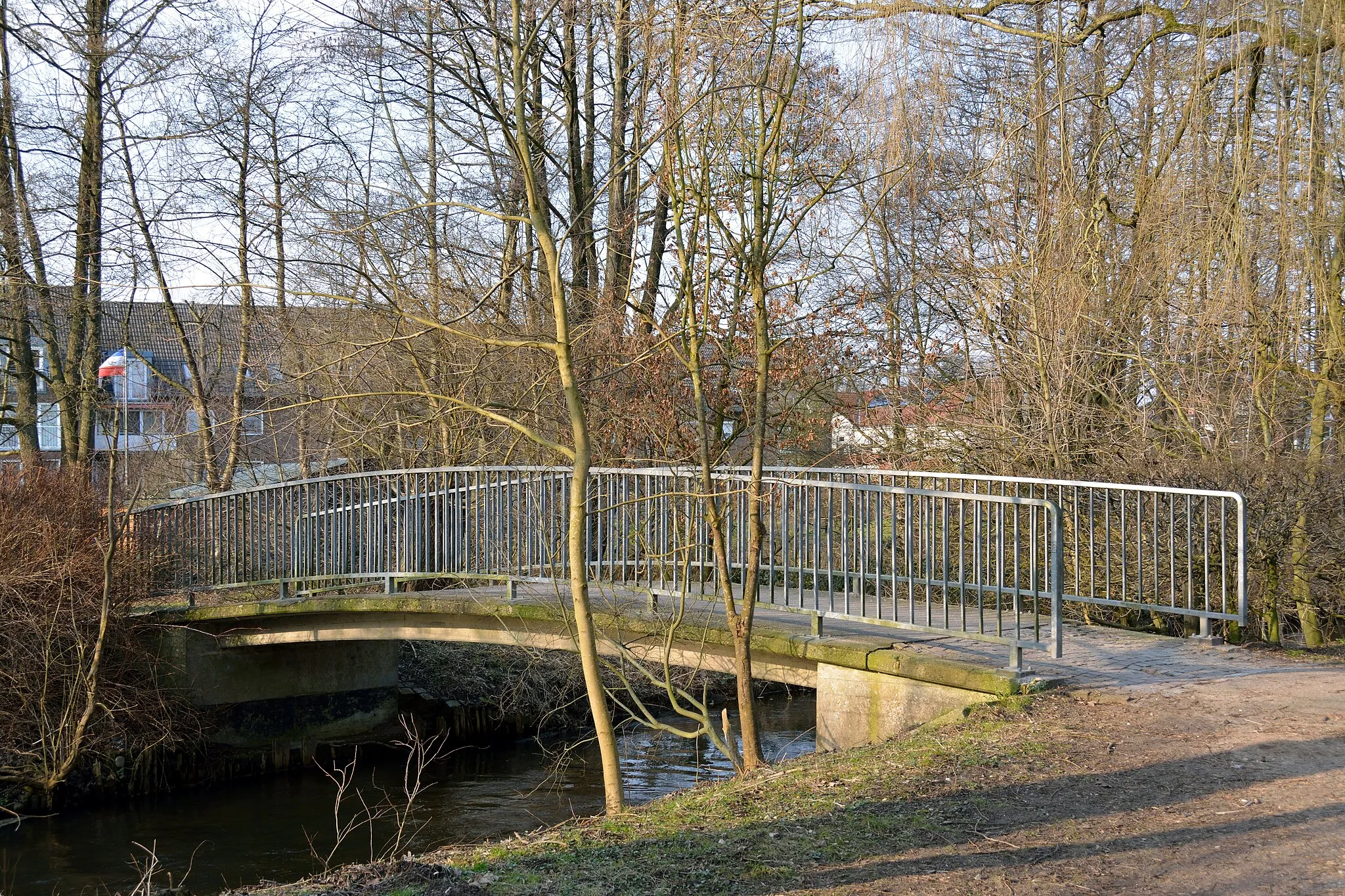 Photo showing: Im Stadtgebiet von Neumünster gibt es mehrere Fussgängerbrücken über die Stör.