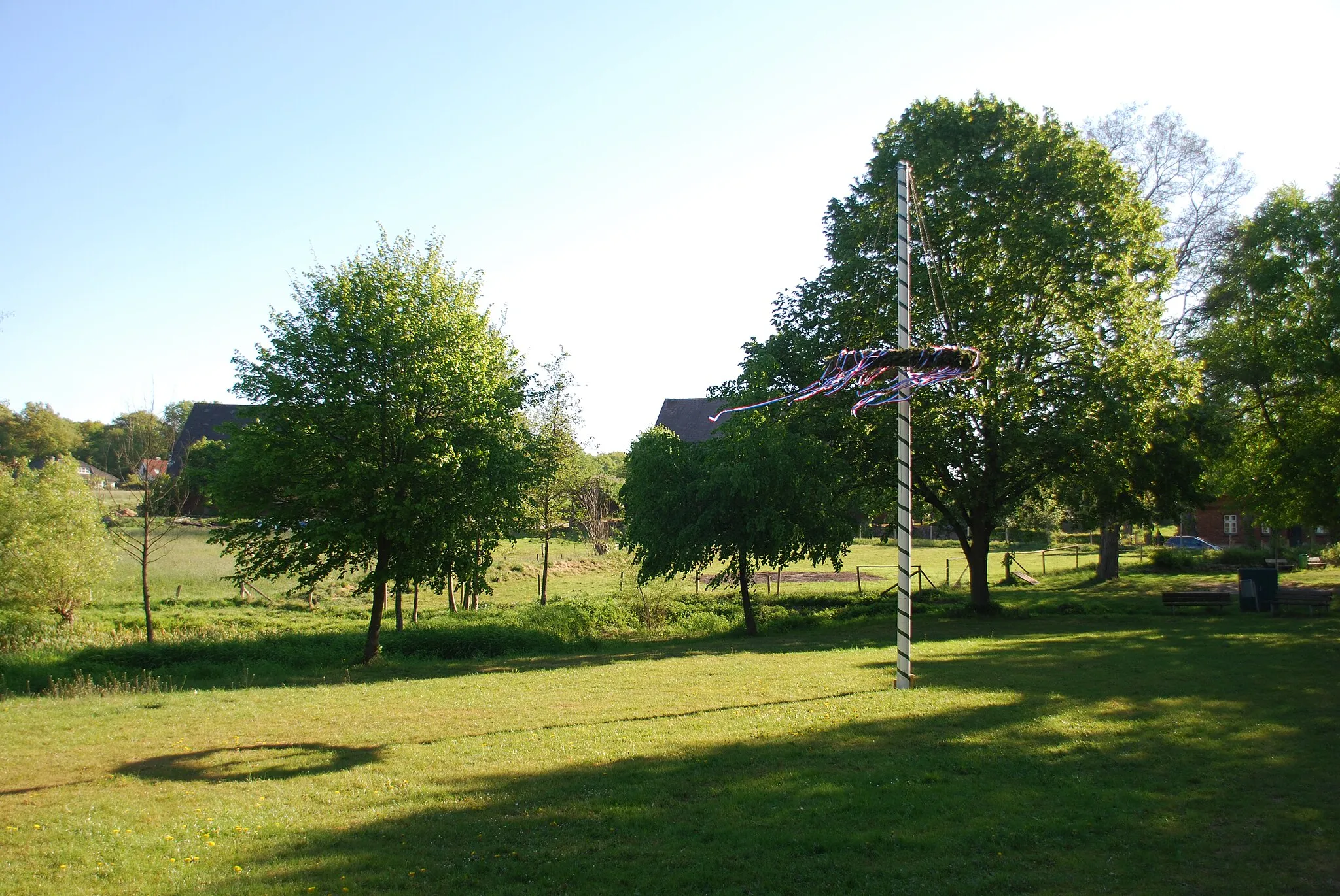 Photo showing: Wohltorf, Wiese am Dorfteich.