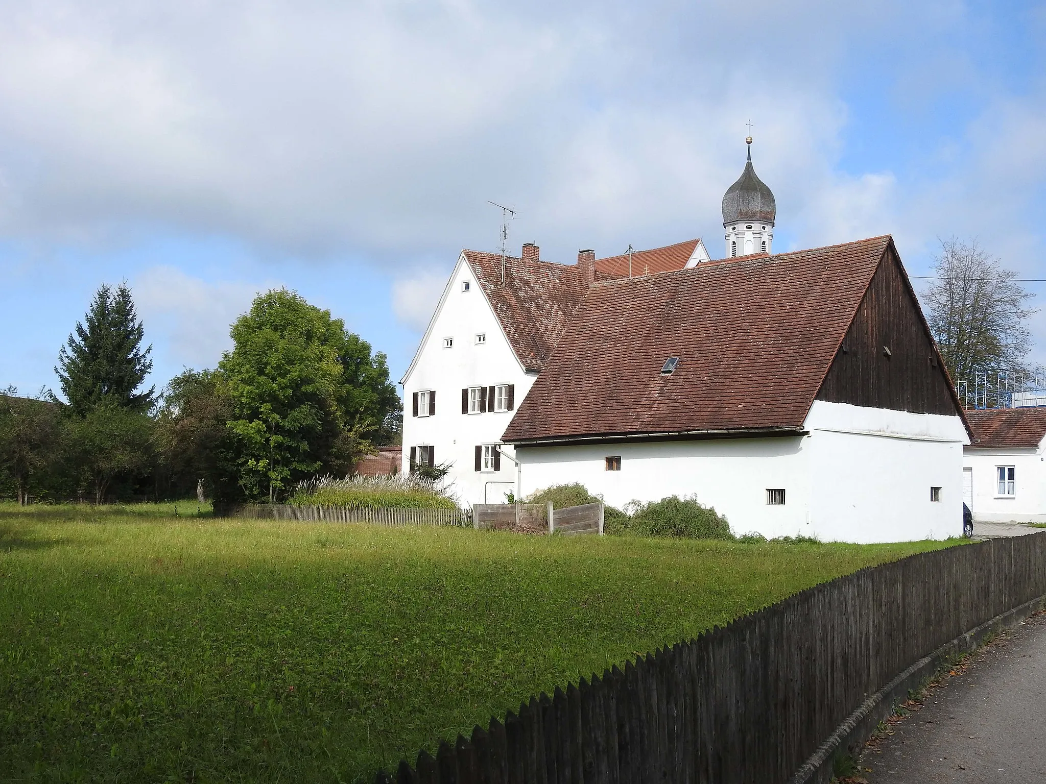 Photo showing: Pfarrhaus, Pfarrstadel und Pfarrkirche in Adelsried