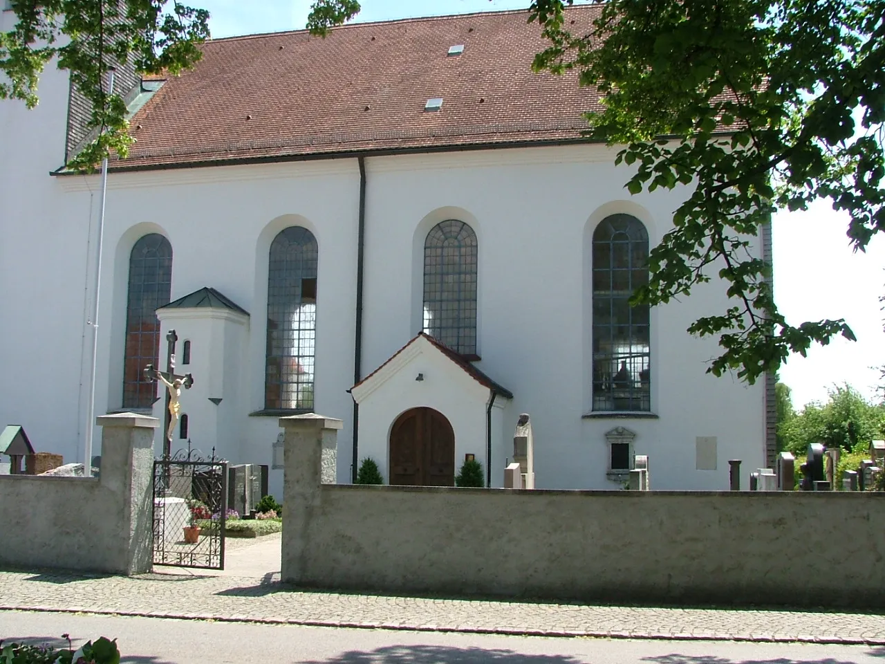 Photo showing: Aitrang, Friedhofsmauer und Langhaus der kath. Pfarrkirche St. Ulrich gegen Süden.
