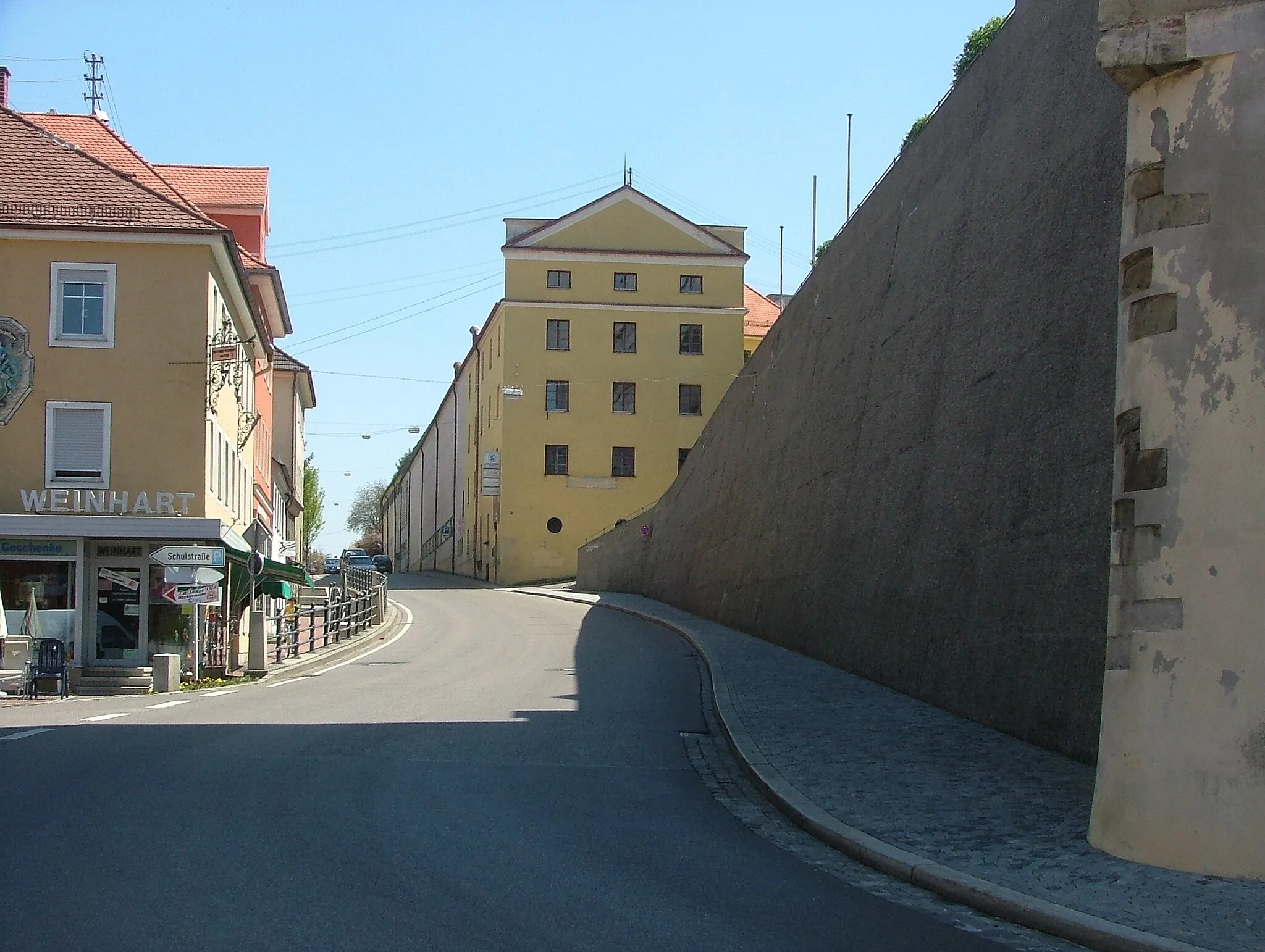 Photo showing: Die Fürst-Fugger-Straße mit der mächtigen Stützmauer