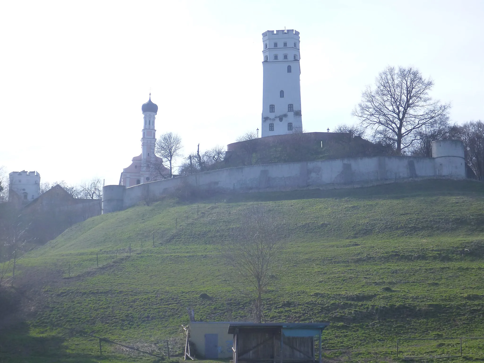 Photo showing: Die Burg Markt liegt auf einer nach drei Seiten gegen das Lechtal abfallenden Bergkrone und besteht aus der Hinteren (östlichen) und der Vorderen (westlichen) Burg