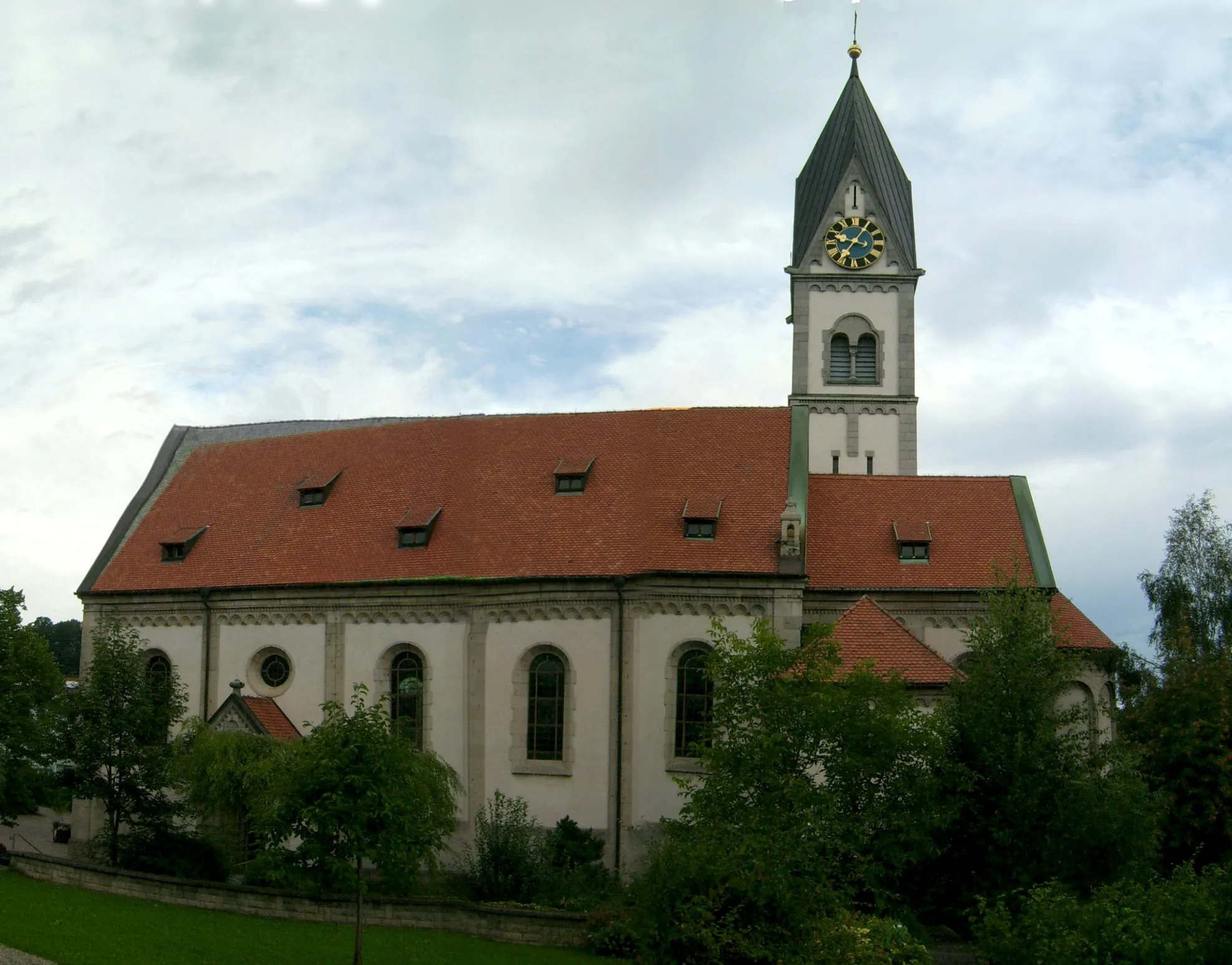 Photo showing: Blaichach, external view of St Martin's Parish Church from south.