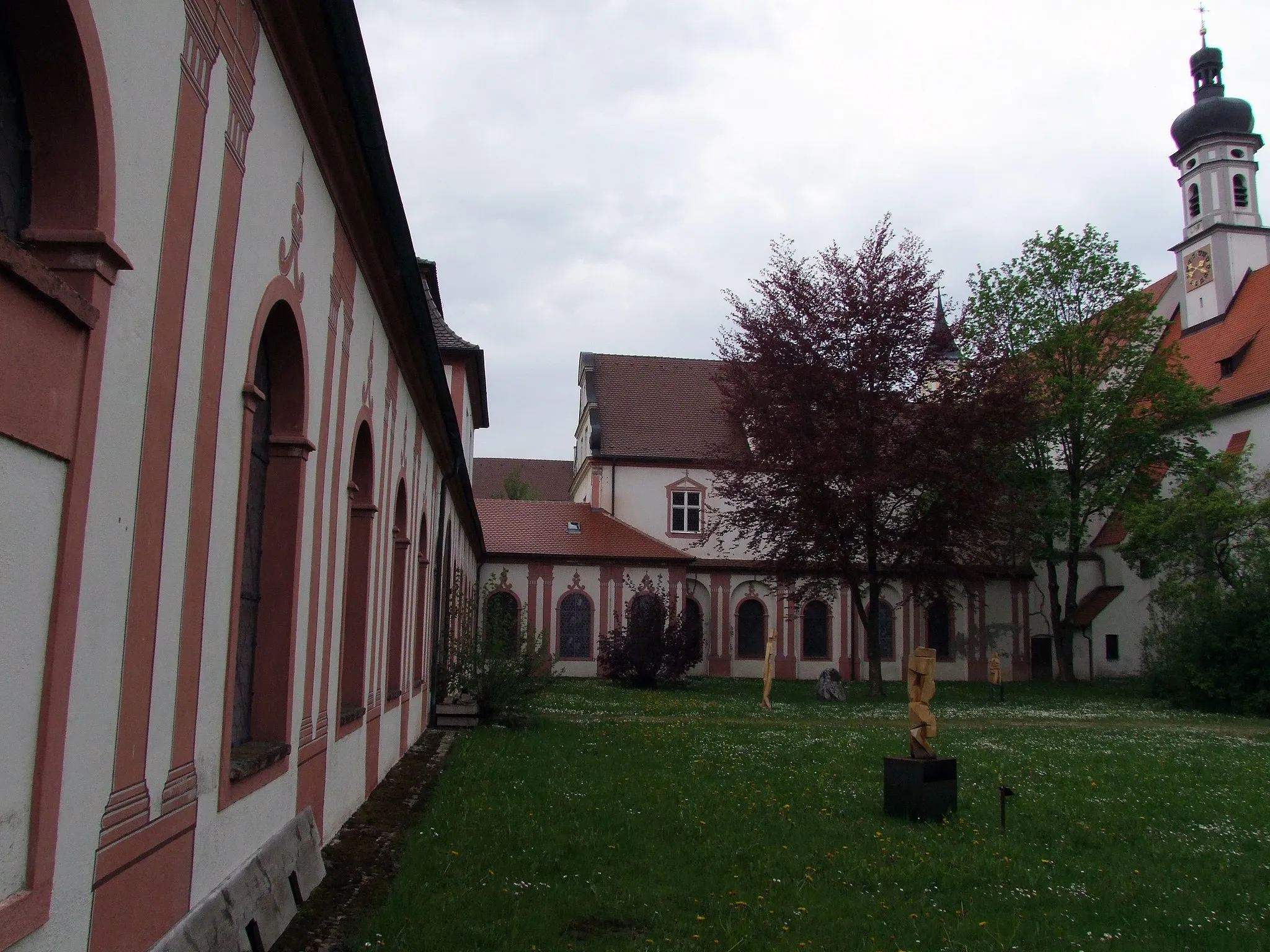 Photo showing: Klosterinnenhof der ehemaligen Reichskartause Buxheim. An dieser Stelle stand die Kapitelkapelle St. Nikolaus