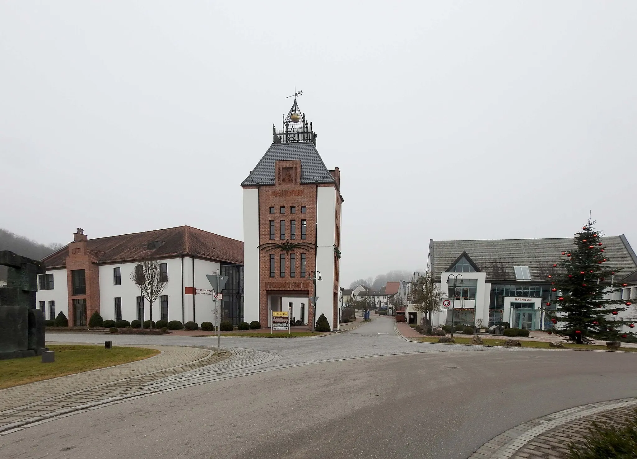 Photo showing: Rathausplatz mit Schule und Rathaus in Gundremmingen