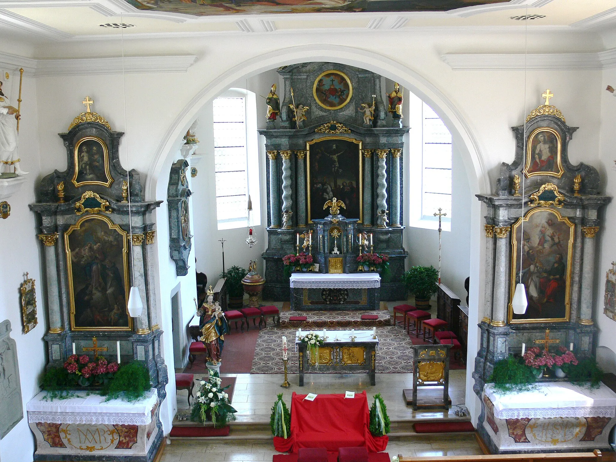 Photo showing: Hergensweiler, Landkreis Lindau
Pfarrkirche St. Ambrosius, Blick von der Empore auf den Chor mit Hochaltar und die beiden Seitenaltäre