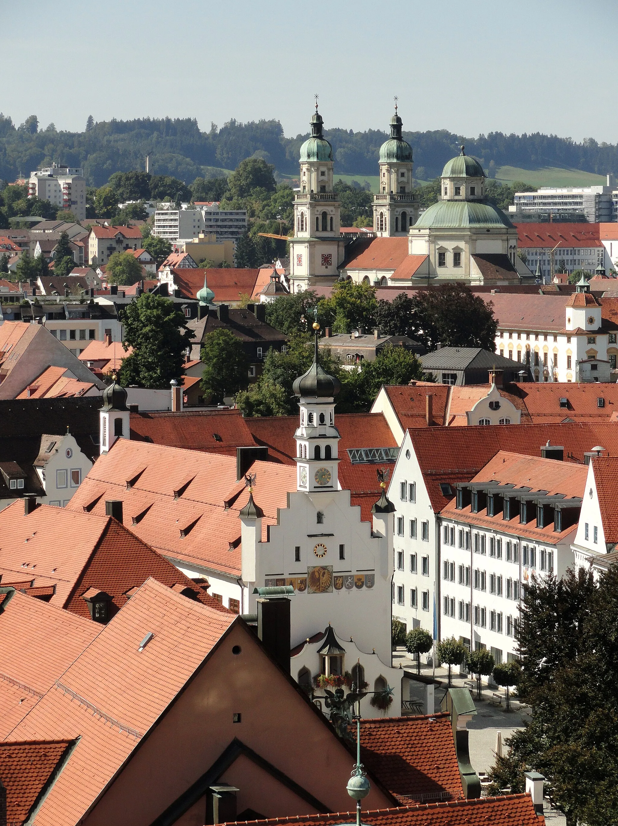 Photo showing: Blick vom Kirchturm der St. Mang-Kirche auf den Rathausplatz mit Rathaus und St. Lorenz-Kirche.