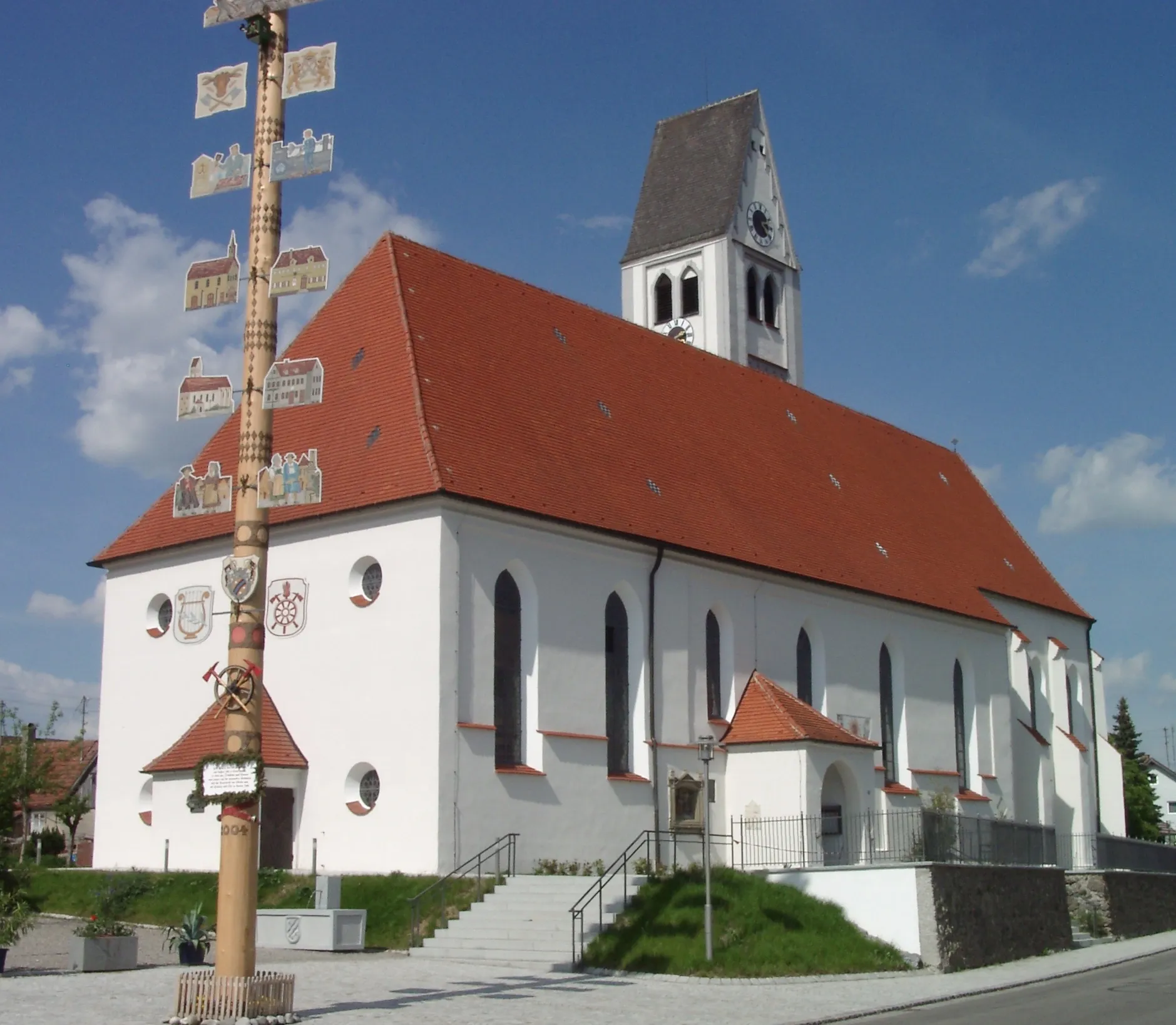 Photo showing: Markt Rettenbach (Bezirk Schwaben, Bayern) Jakobskirche mit Maibaum