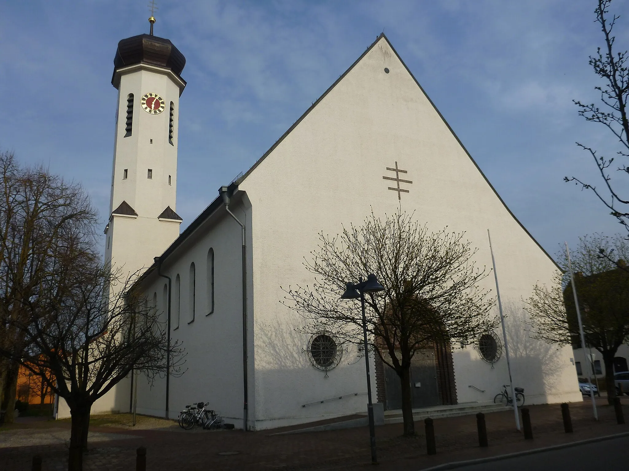Photo showing: Katholische Pfarrkirche St. Wolfgang Meitingen, 1929/30 von H. Lederer erbaut; mit Ausstattung. Südwestansicht