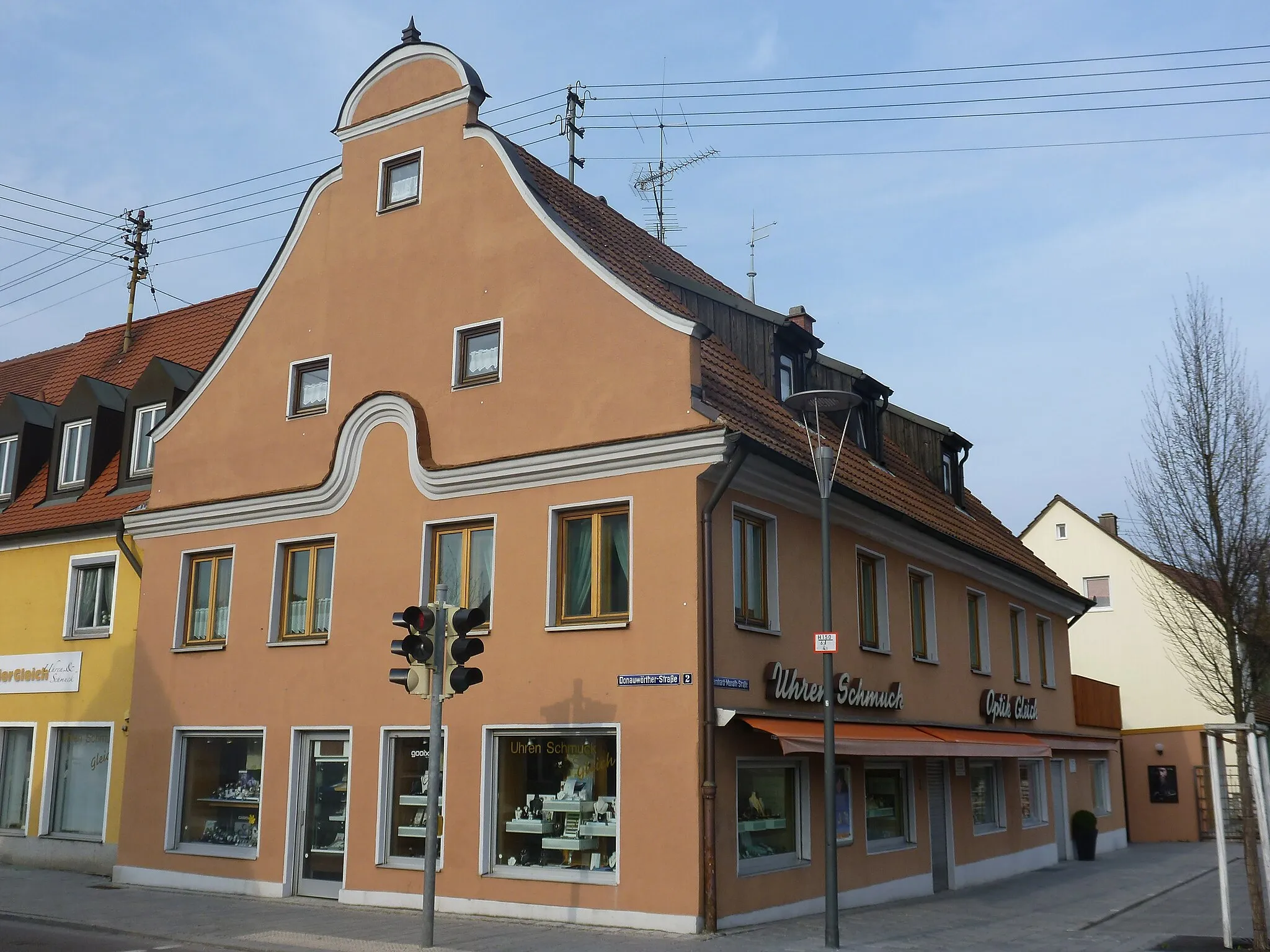 Photo showing: Ehemaliges Amtshaus, mit geschweiftem Gesims und Giebel, 1. Hälfte 18. Jahrhundert, erneuert 1902. Donauwörther Str. 2; Dachständer