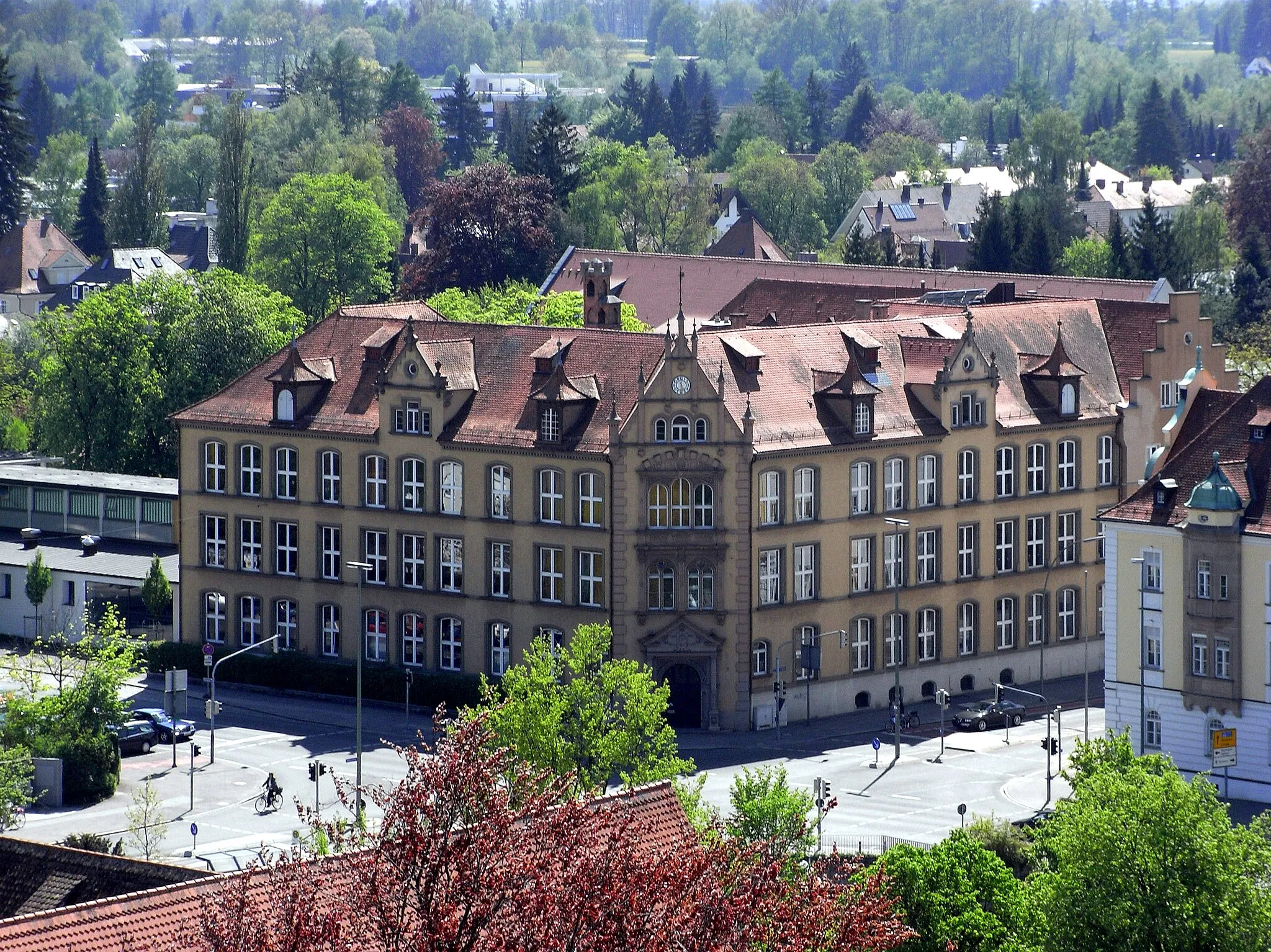 Photo showing: Die Bismarckschule zu Memmingen. Fotografiert vom Turm von St. Martin.