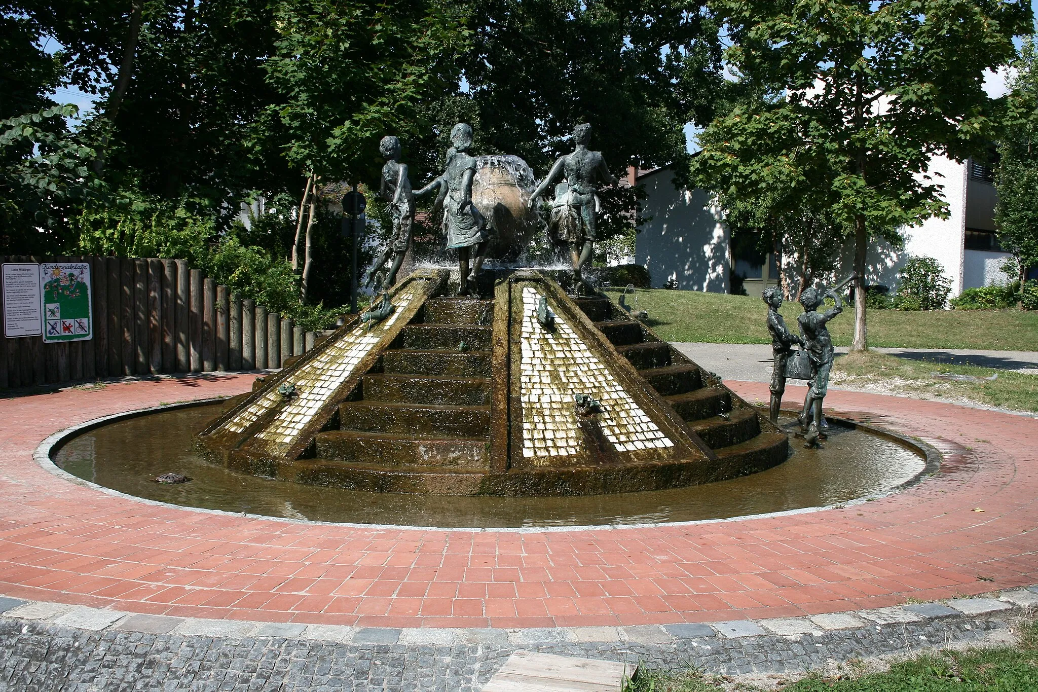 Photo showing: Brunnen beim Rathaus in Nersingen im Landkreis Neu-Ulm