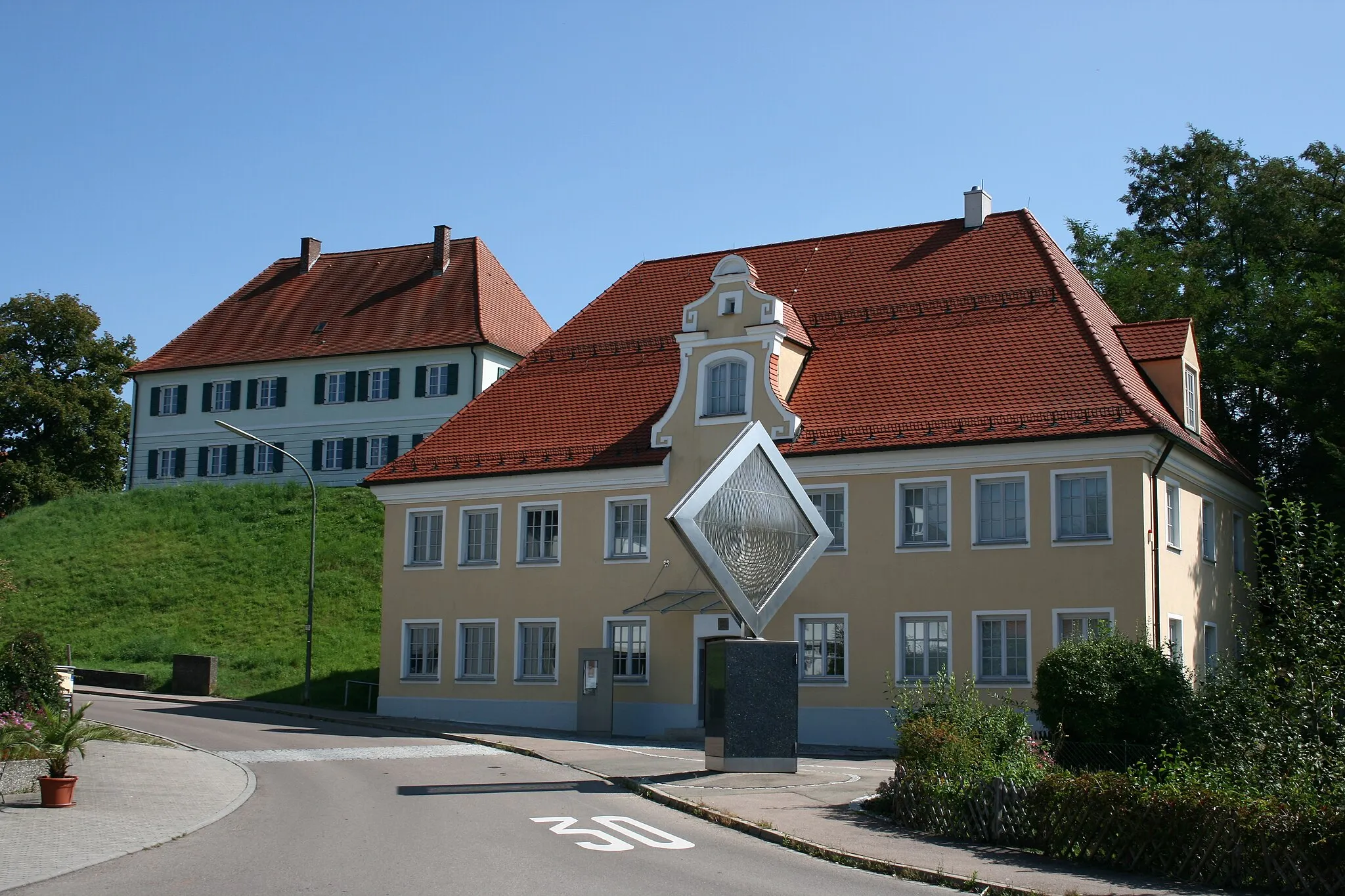 Photo showing: Im ehemaligen Bräuhaus Oberfahlheim ist die Kunstsammlung des Landkreises Neu-Ulm untergebracht.