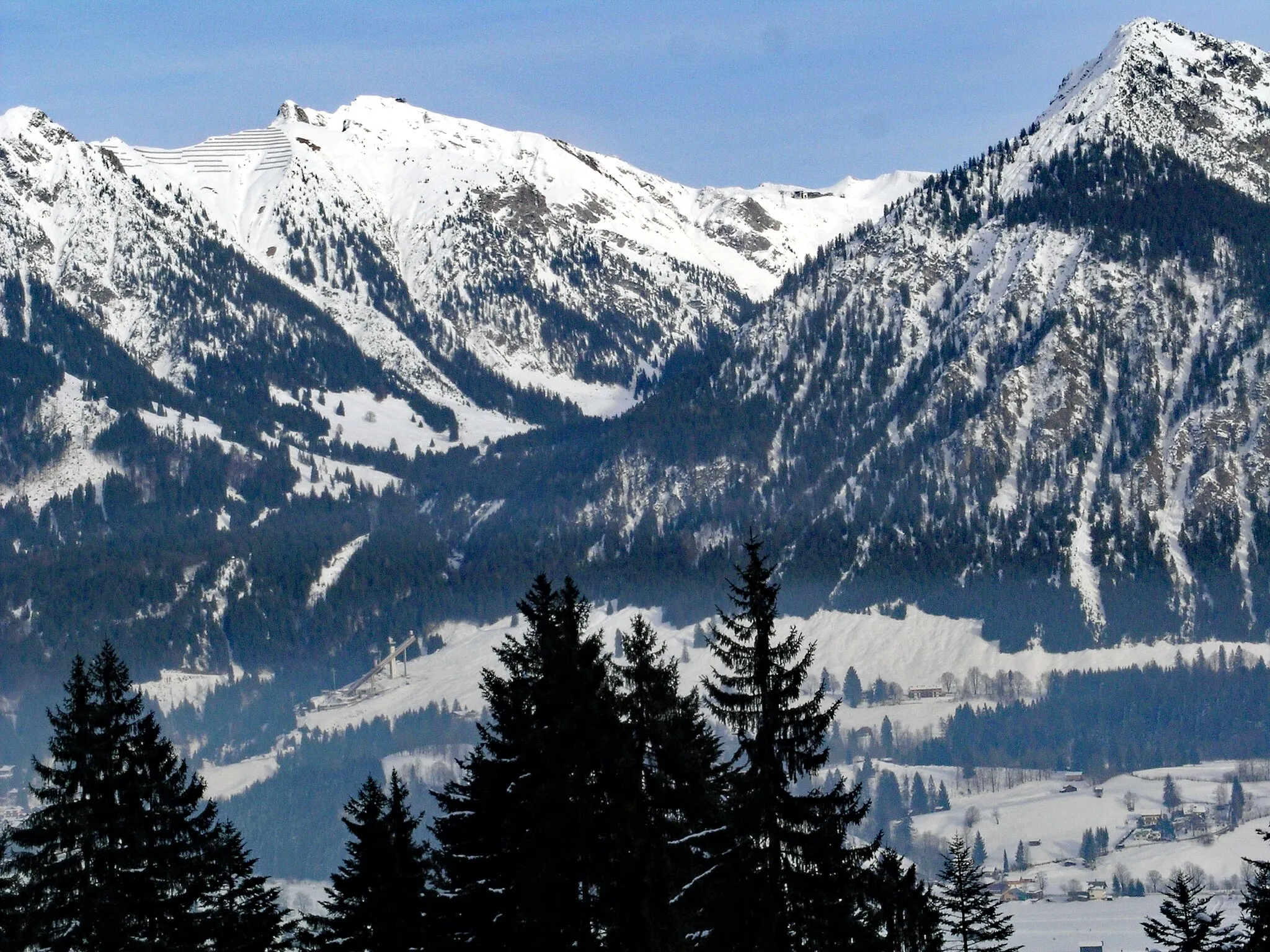 Photo showing: Das 2.224 Meter hohe Nebelhorn, in Oberstdorf. An seinem Fuß die Skisprungschanzen von Oberstdorf