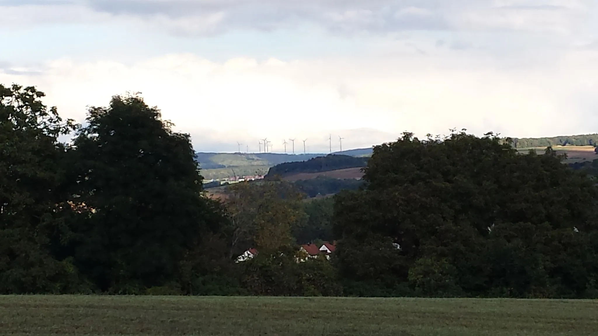 Photo showing: Wind farm "Hahnenkamm" on the "Fränkische Alb" mountains inside the "Naturpark Altmühltal". Seen in the distance 15 km from Oettingen, Bavaria, October 2016