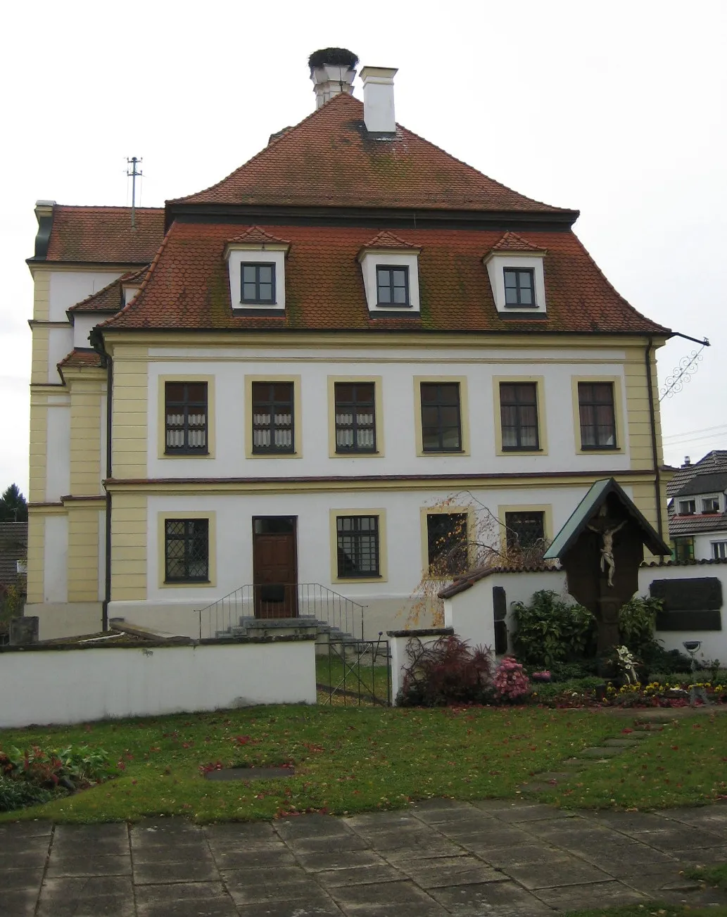 Photo showing: Offinger Pfarrhof neben der Kirche St. Georg