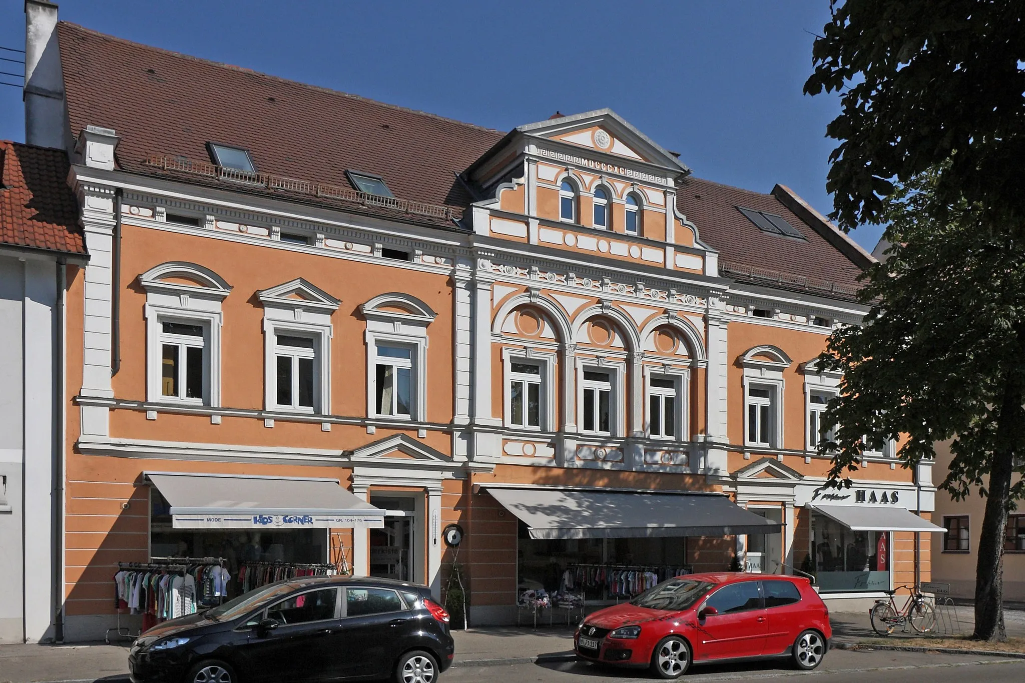 Photo showing: Wohn- und Geschäftshaus mit reicher Fassadengliederung, Hauptstr. 21 (Sesar-Haus)