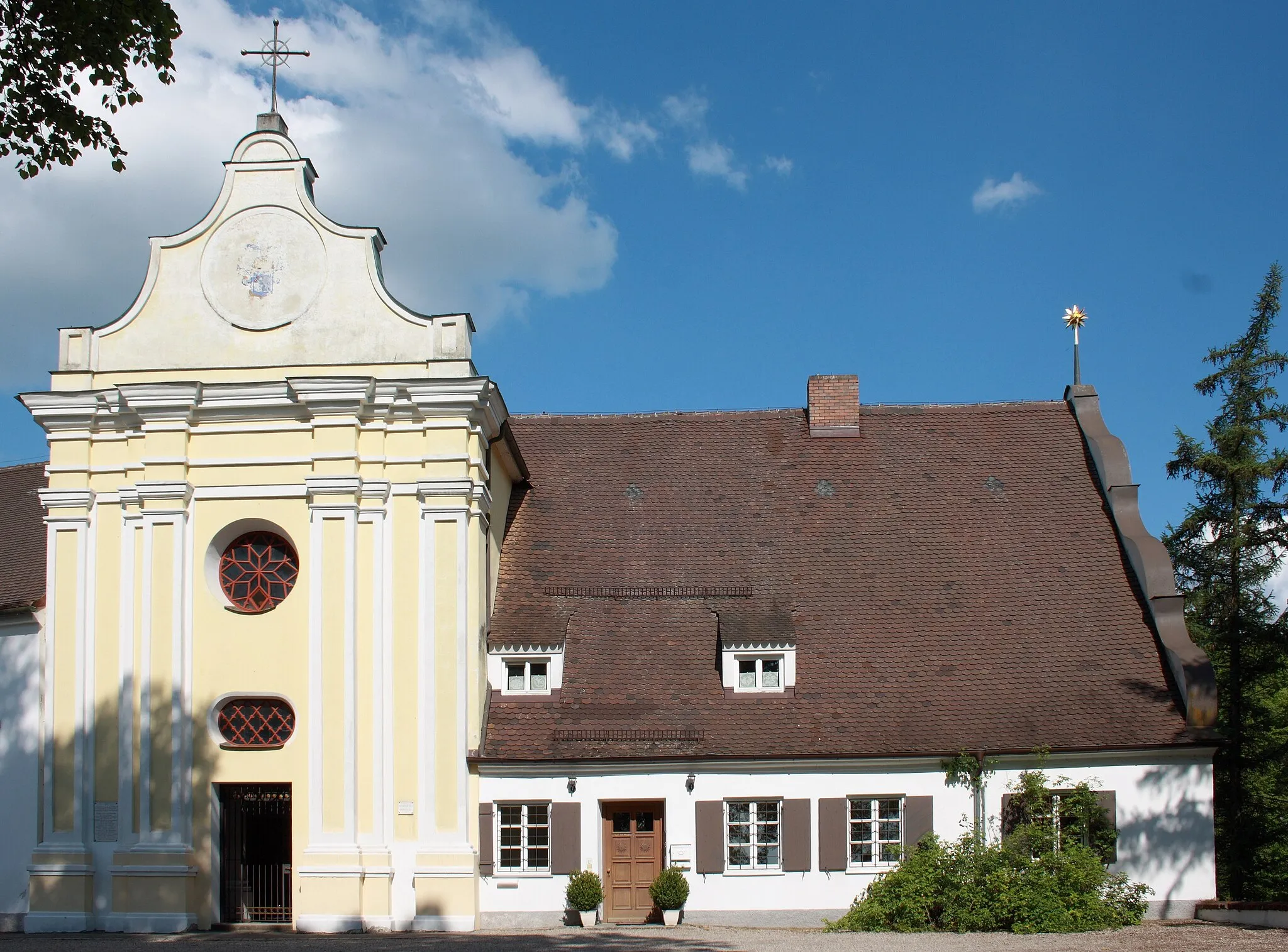 Photo showing: Katholische Kirche St. Matthias und Georg, Schloss Scherneck in Rehling, einer Gemeinde im Landkreis Aichach-Friedberg (Bayern), 1702 bis 1709 erbaut, Westfassade