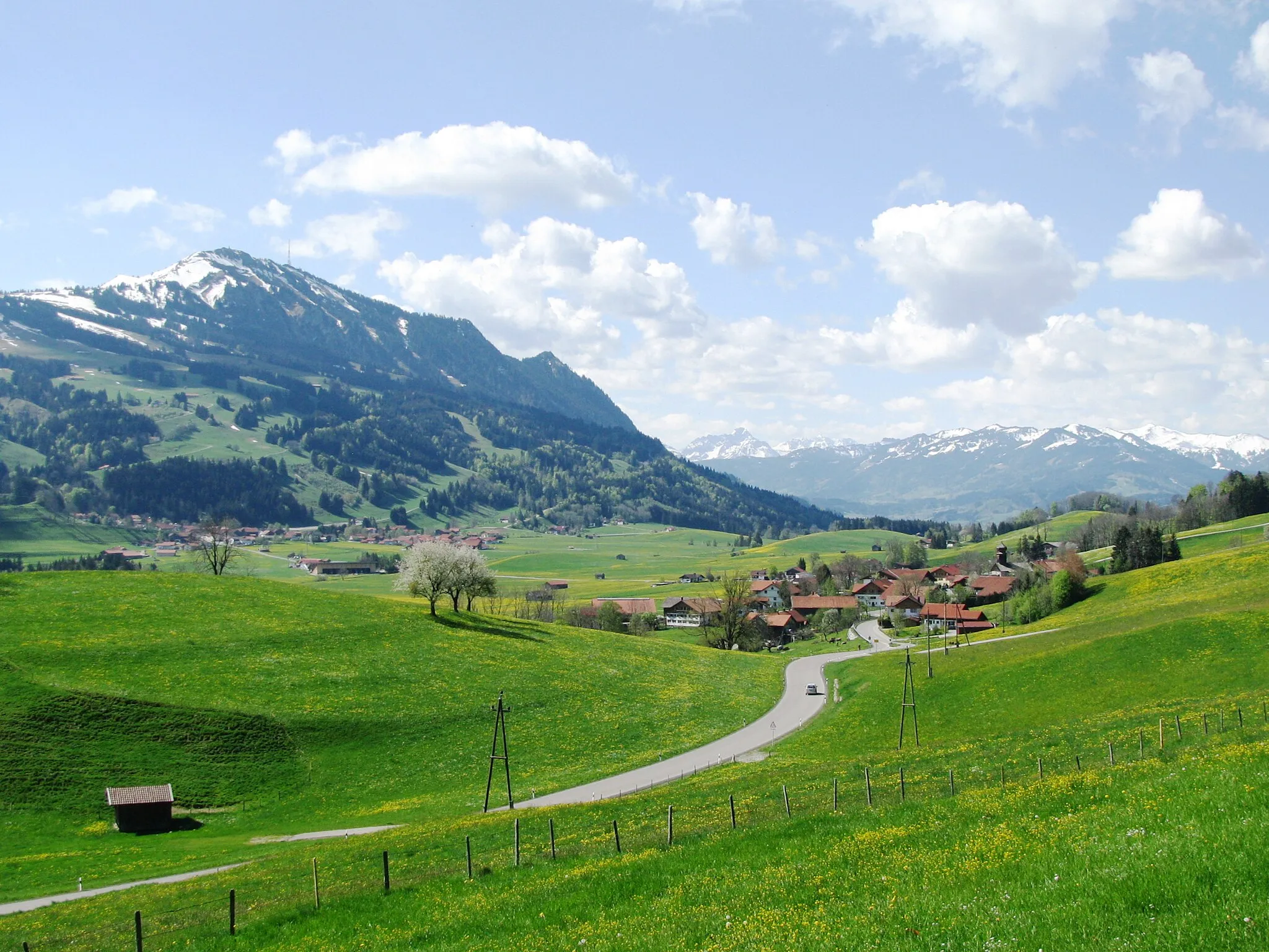 Photo showing: Emmereis in der Gemeinde Rettenberg im Oberallgäu, mit Bergen der Allgäuer Alpen, links der Grünten