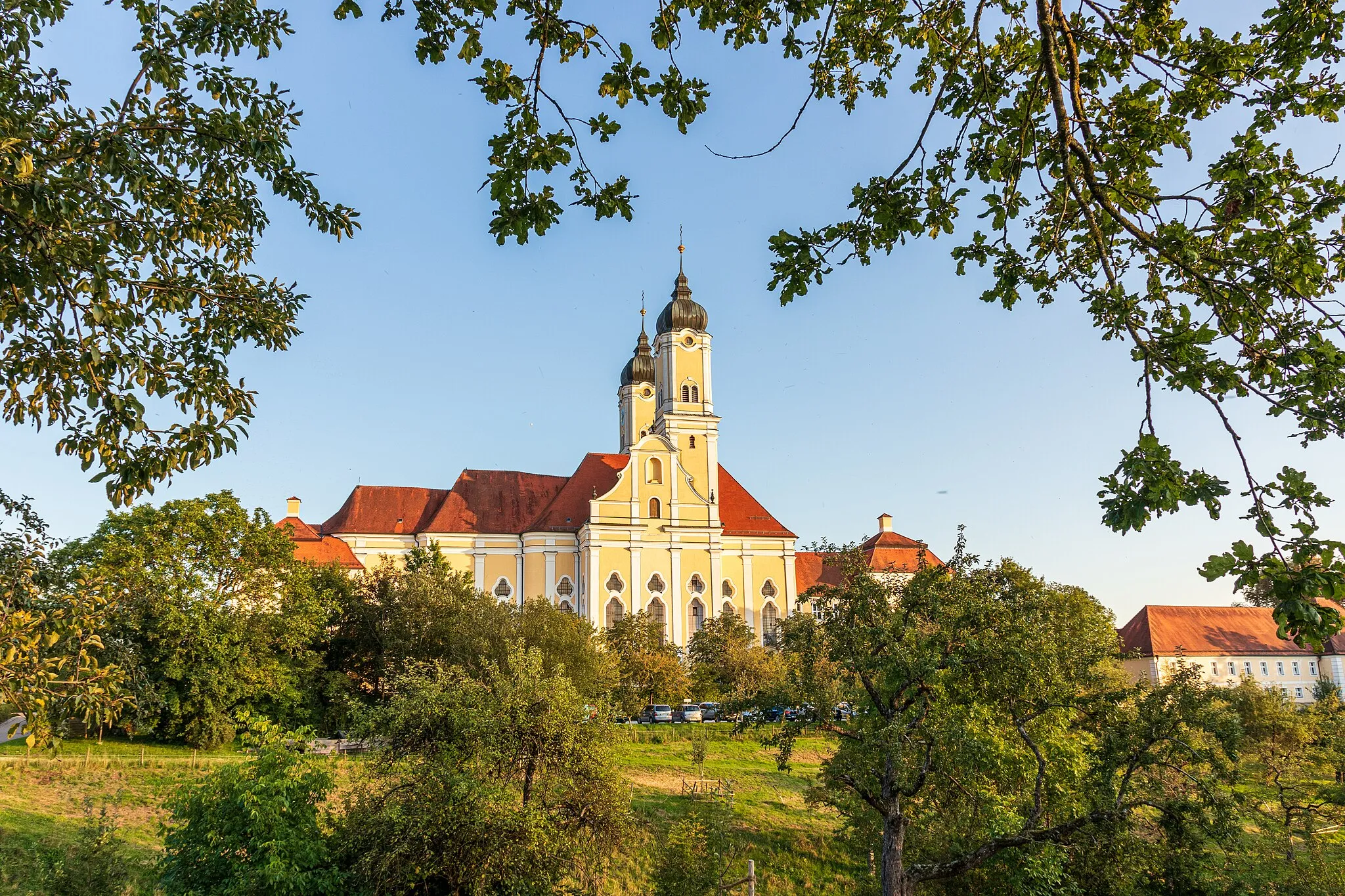 Photo showing: Kloster Roggenburg im Abendlicht