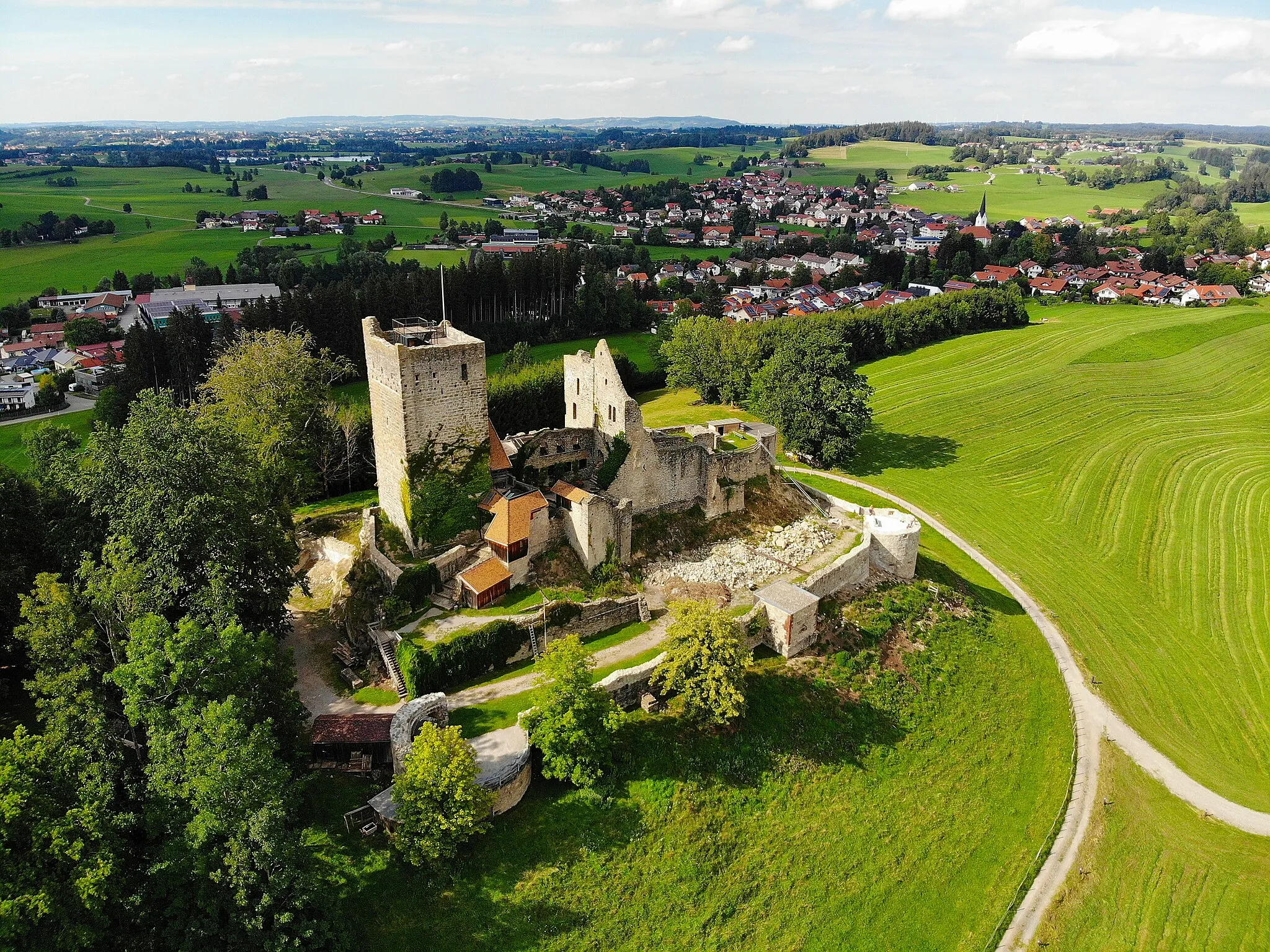 Photo showing: Burgruine Sulzberg Luftaufnahme (2020)