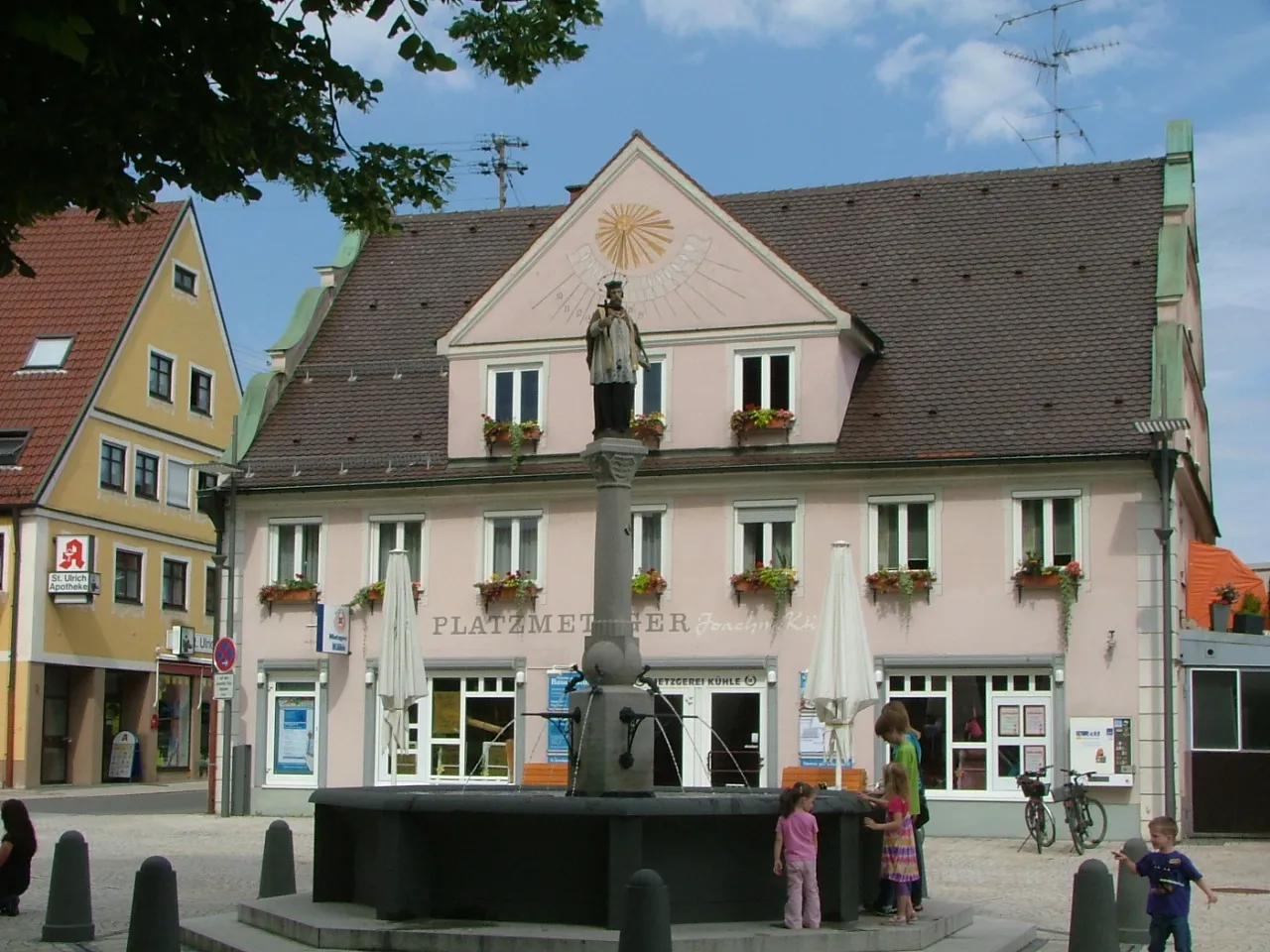 Photo showing: Hauptplatz 2 und Nepomukbrunnen