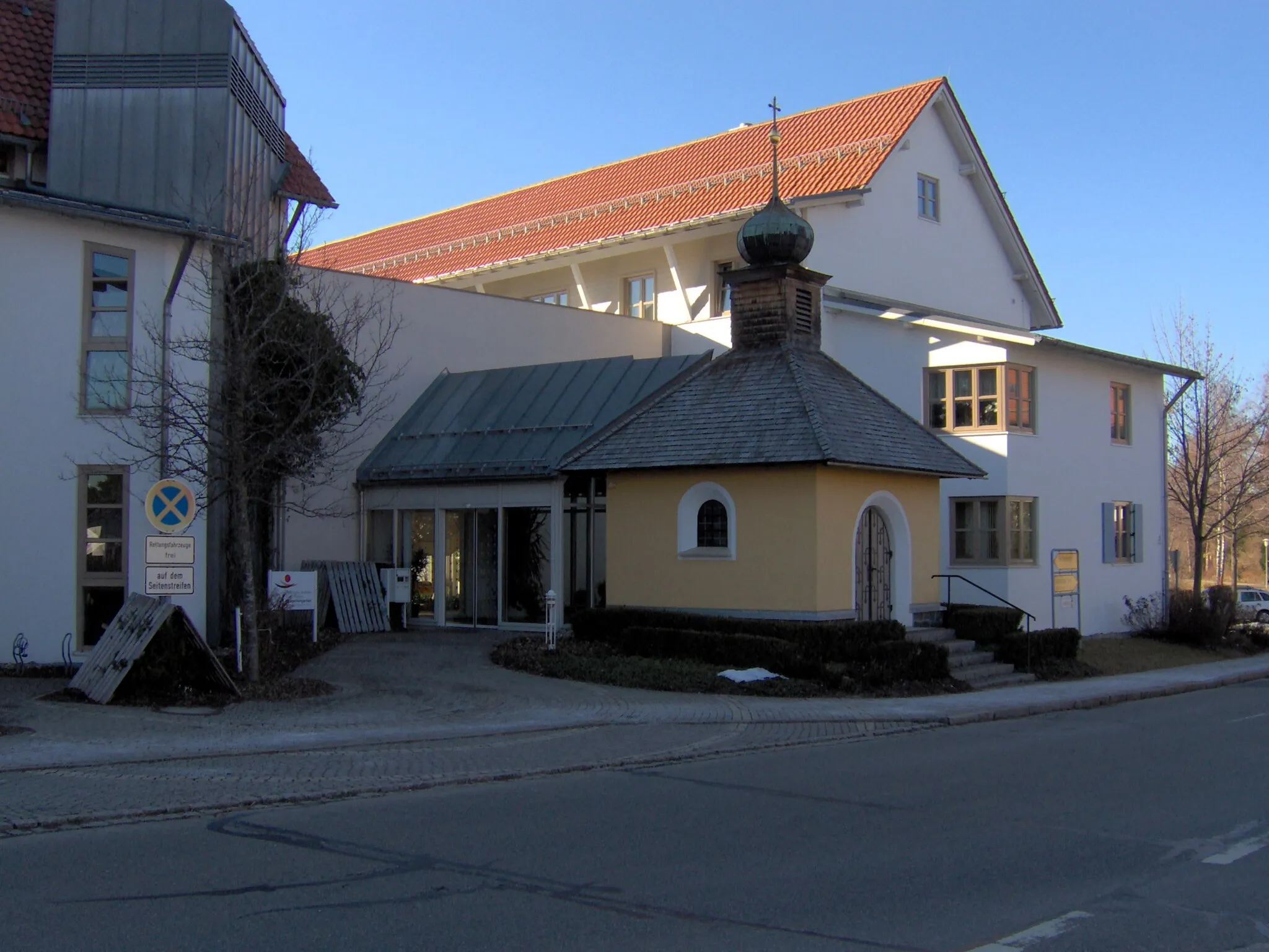 Photo showing: Dreifaltigkeitskapelle in der Rohrachstraße in Wiggensbach, Umbaut von der Seniorenwohnanlage Kapellengarten.