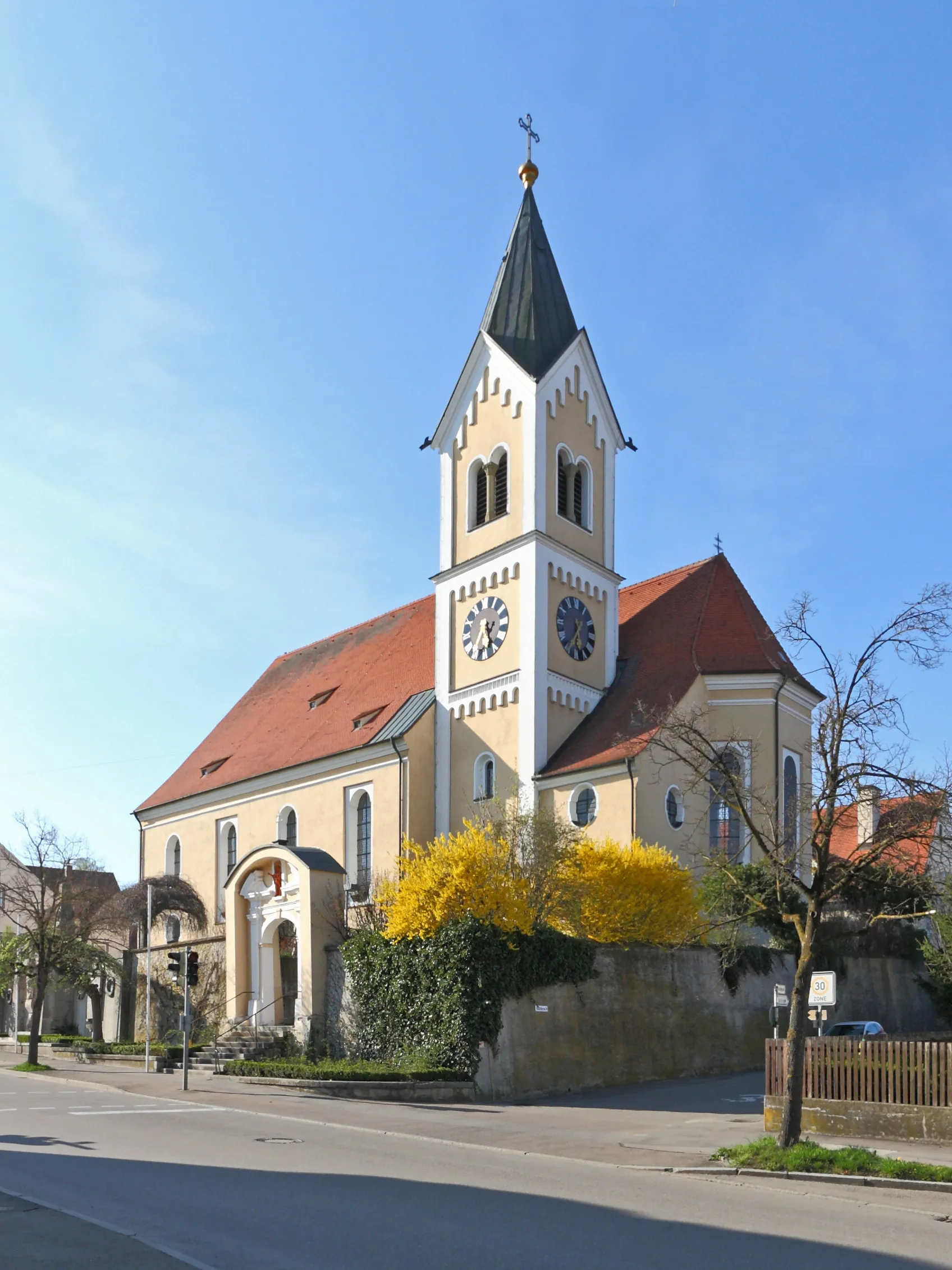 Photo showing: Kath. Pfarrkirche St. Peter und Paul in Ziemetshausen; Ansicht von Südosten