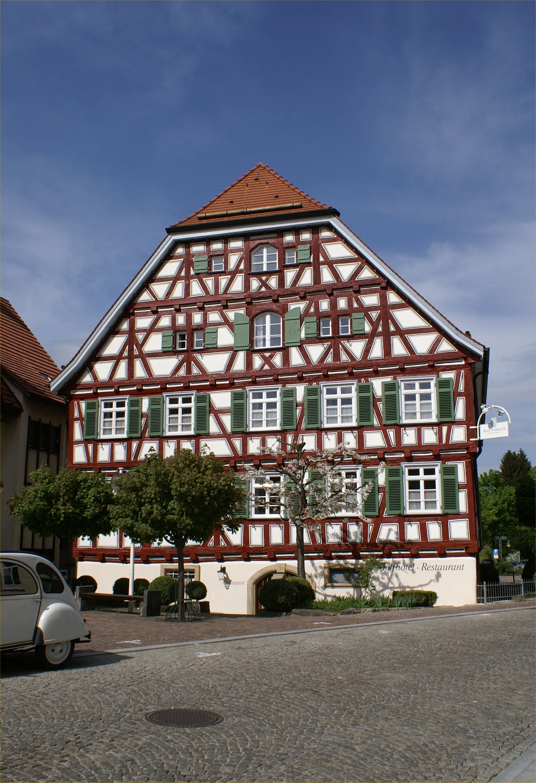Photo showing: Das "Alte Pfarrhaus" in Bad Überkingen ist heute Golfhotel und Restaurant