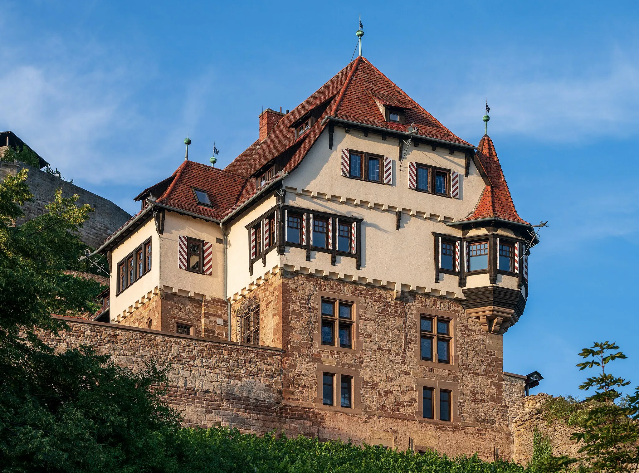 Photo showing: Beilstein, Württemberg, Germany: The so-called Unteres Schloss is a listed villa built from 1906 to 1908 in historicist style on older building remains. View of the main building from the Hauptstraße with evening sun. (On the upper left a part of Hohenbeilstein Castle can be seen.