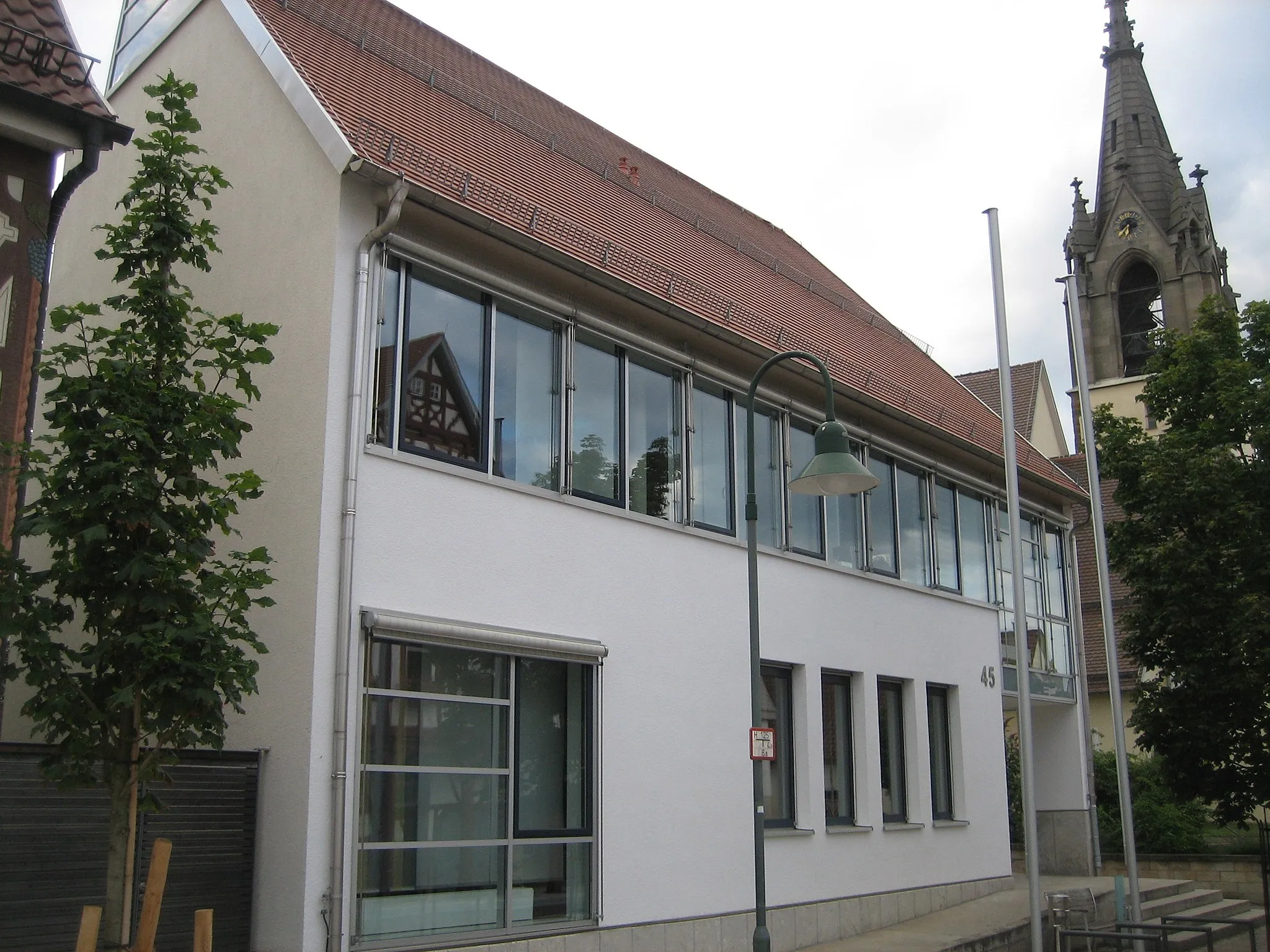 Photo showing: Bissingen an der Teck Neues Rathaus mit Marienkirche