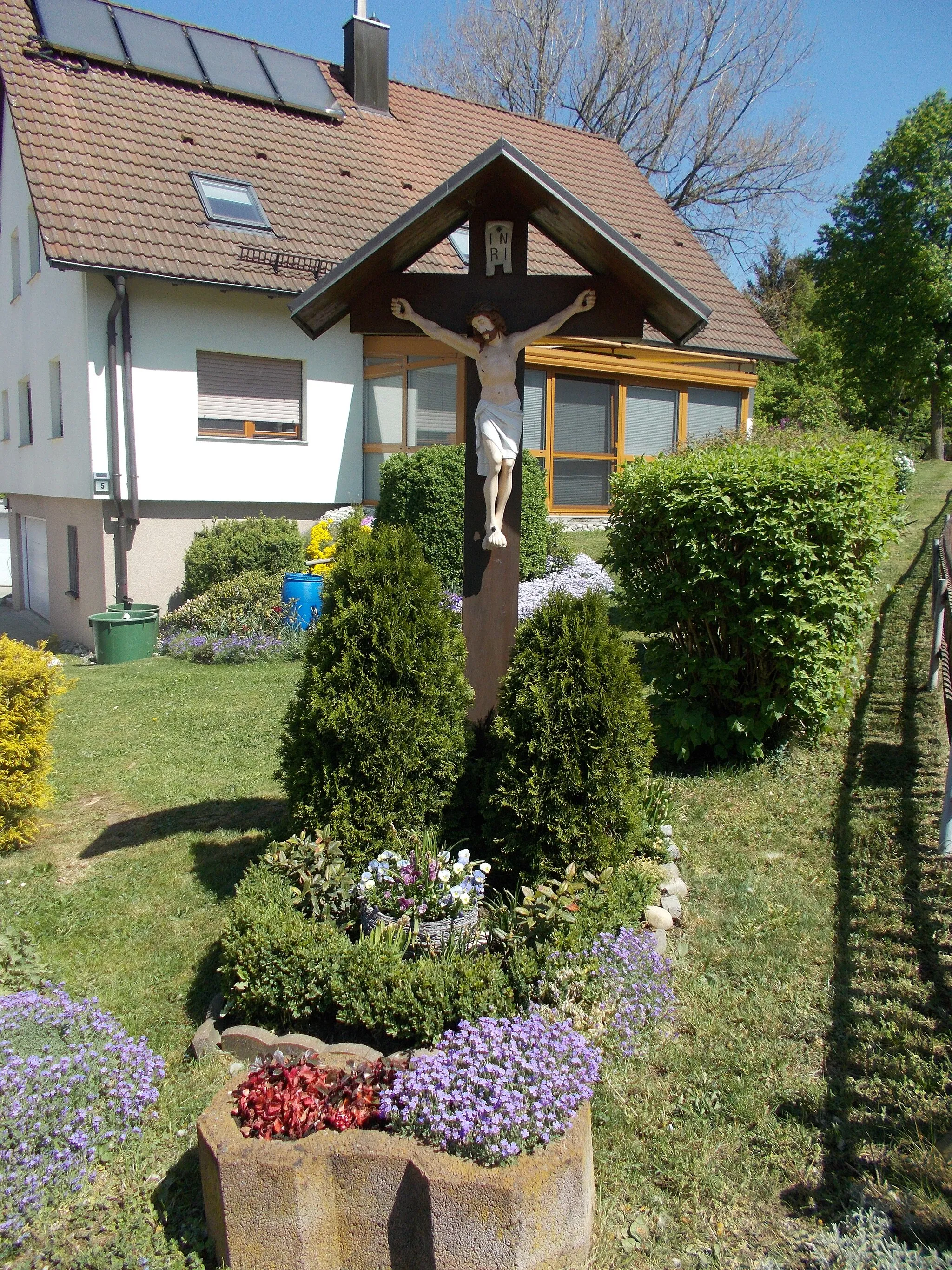 Photo showing: Holzkreuz in Garten