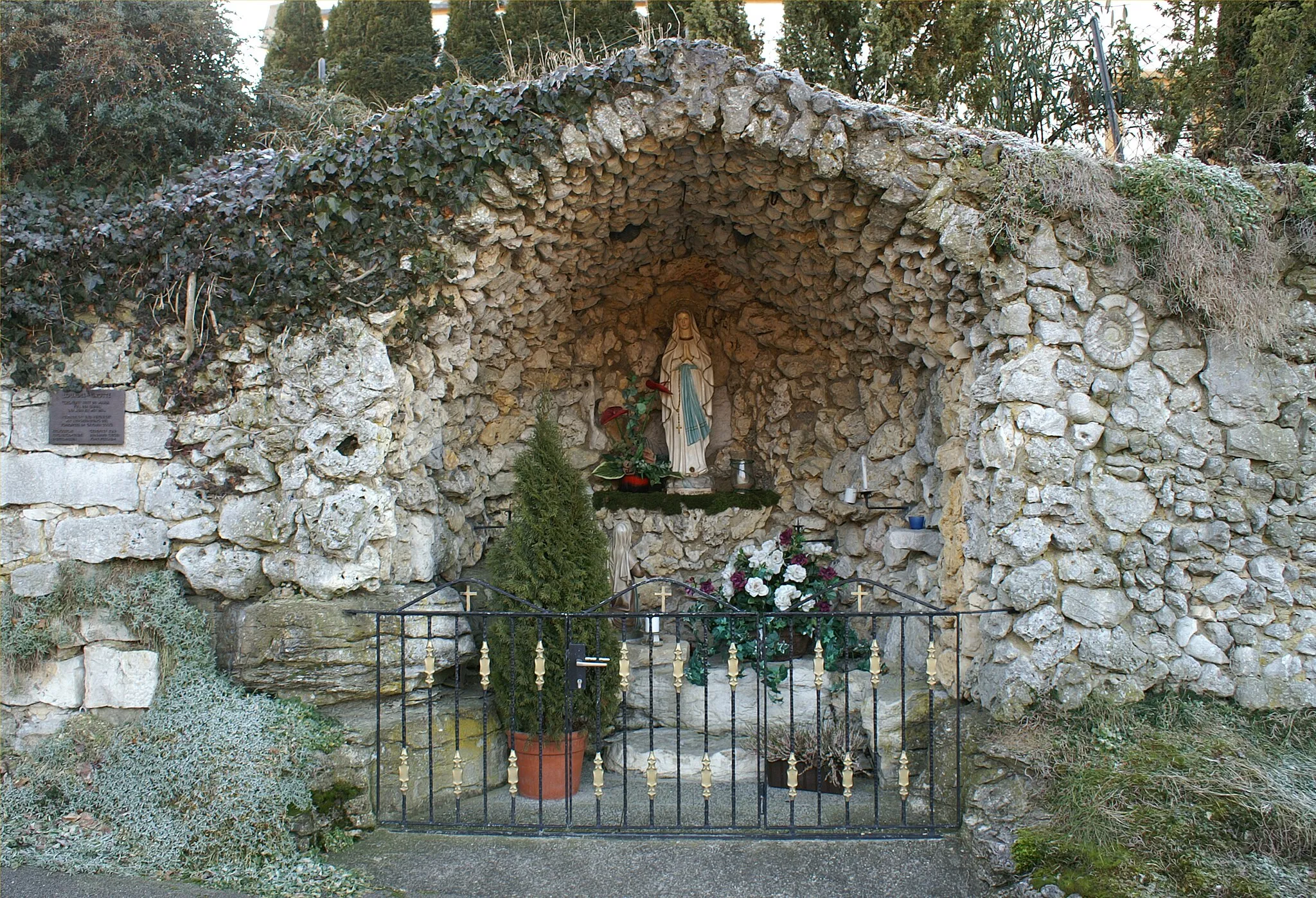 Photo showing: Die Lourdes-Grotte in Treffelhausen befindet sich unterhalb der St. Vituskirche