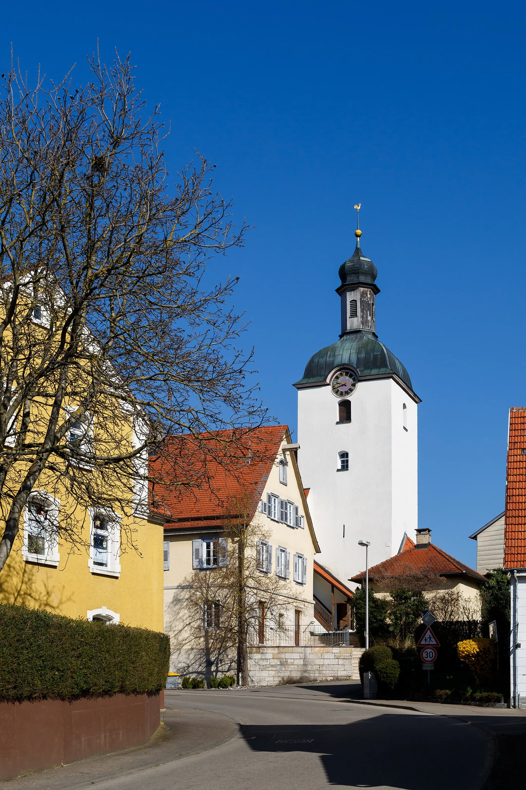 Photo showing: Bolheim, Baden-Württemberg, Germany: Protestant Church with Vicariate  and (the yellow building at the very left side) the former local brewery.