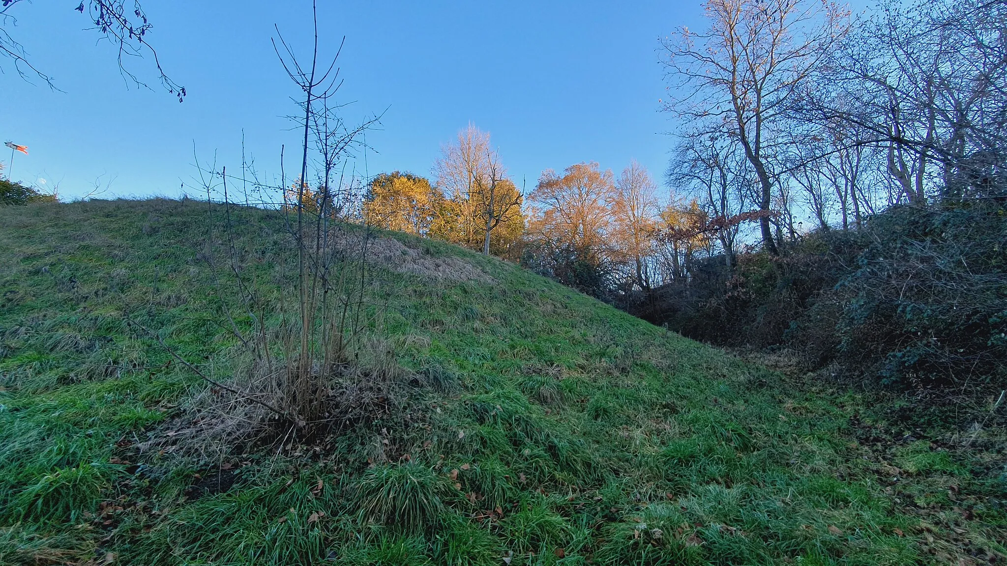 Photo showing: Former castle Schlossberg. Castle hill and moat.