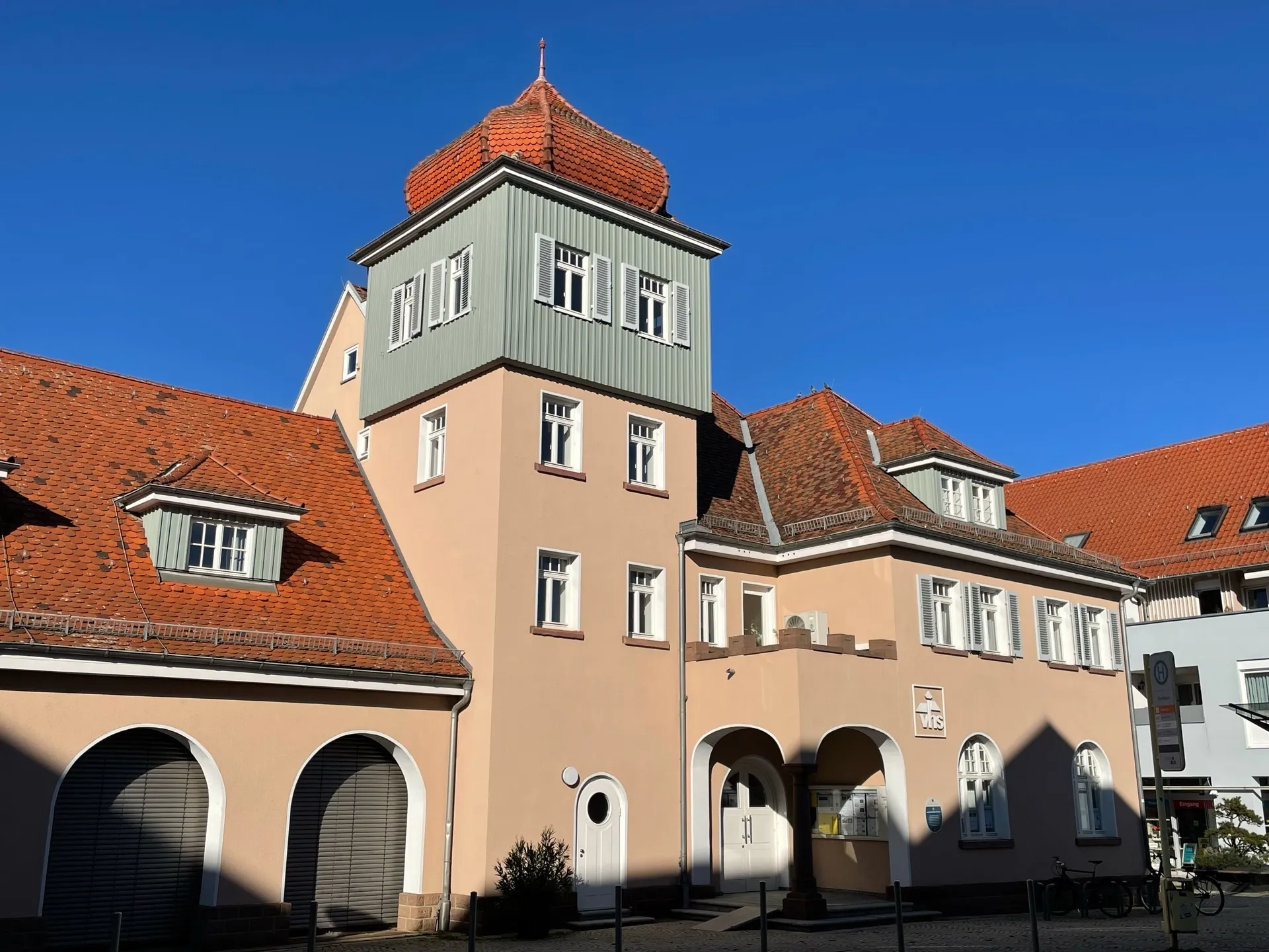 Photo showing: Das 1912 erbaute Gebäude beherbergt seit 1991/92 die Räume der Volkshochschule. Zuvor war es ein sehr schönes Feuerwehrgerätehaus..