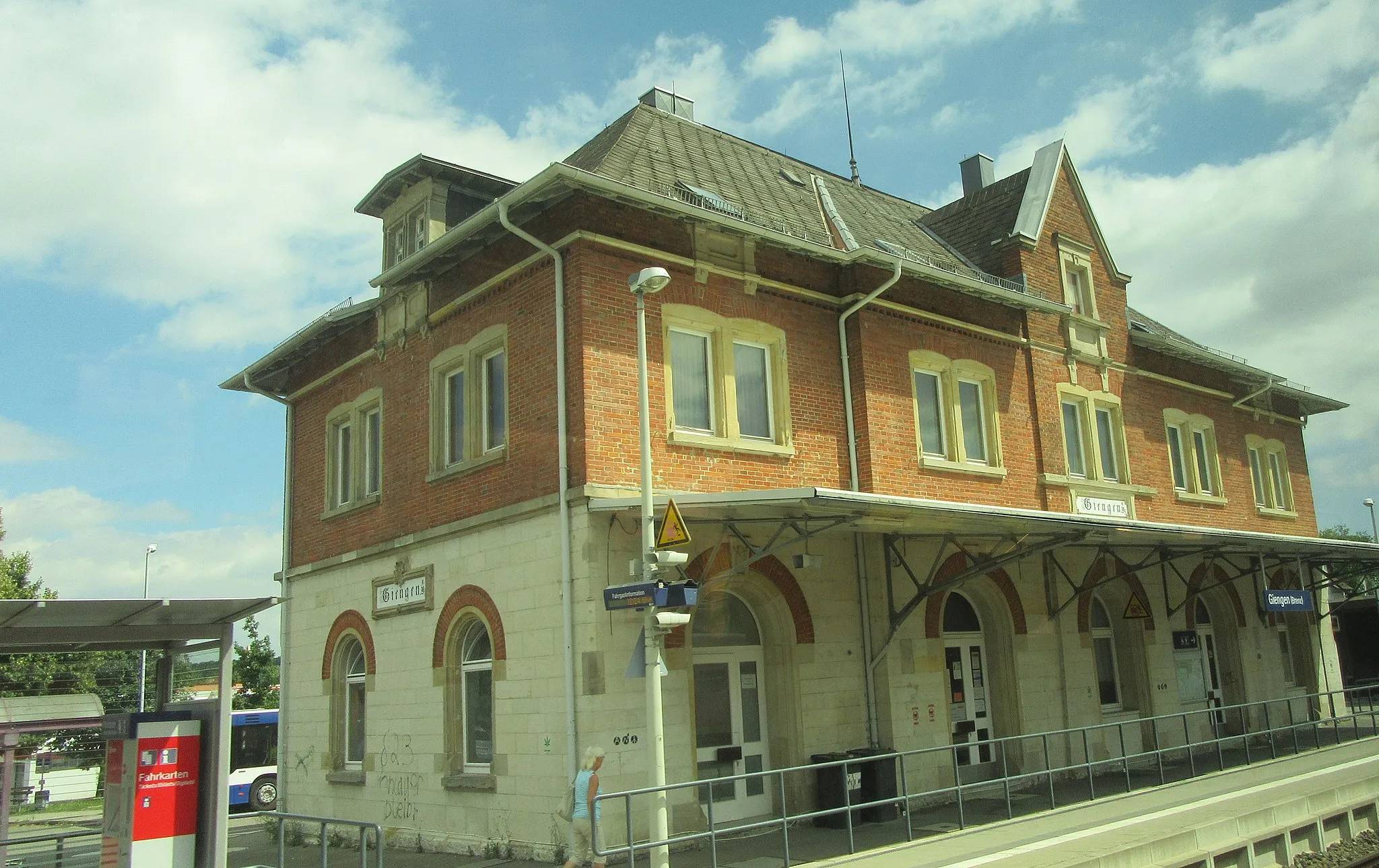 Photo showing: Empfangsgebäude Giengen (Brenz), am 13. August 2016 durch ein Zugfenster aufgenommen.