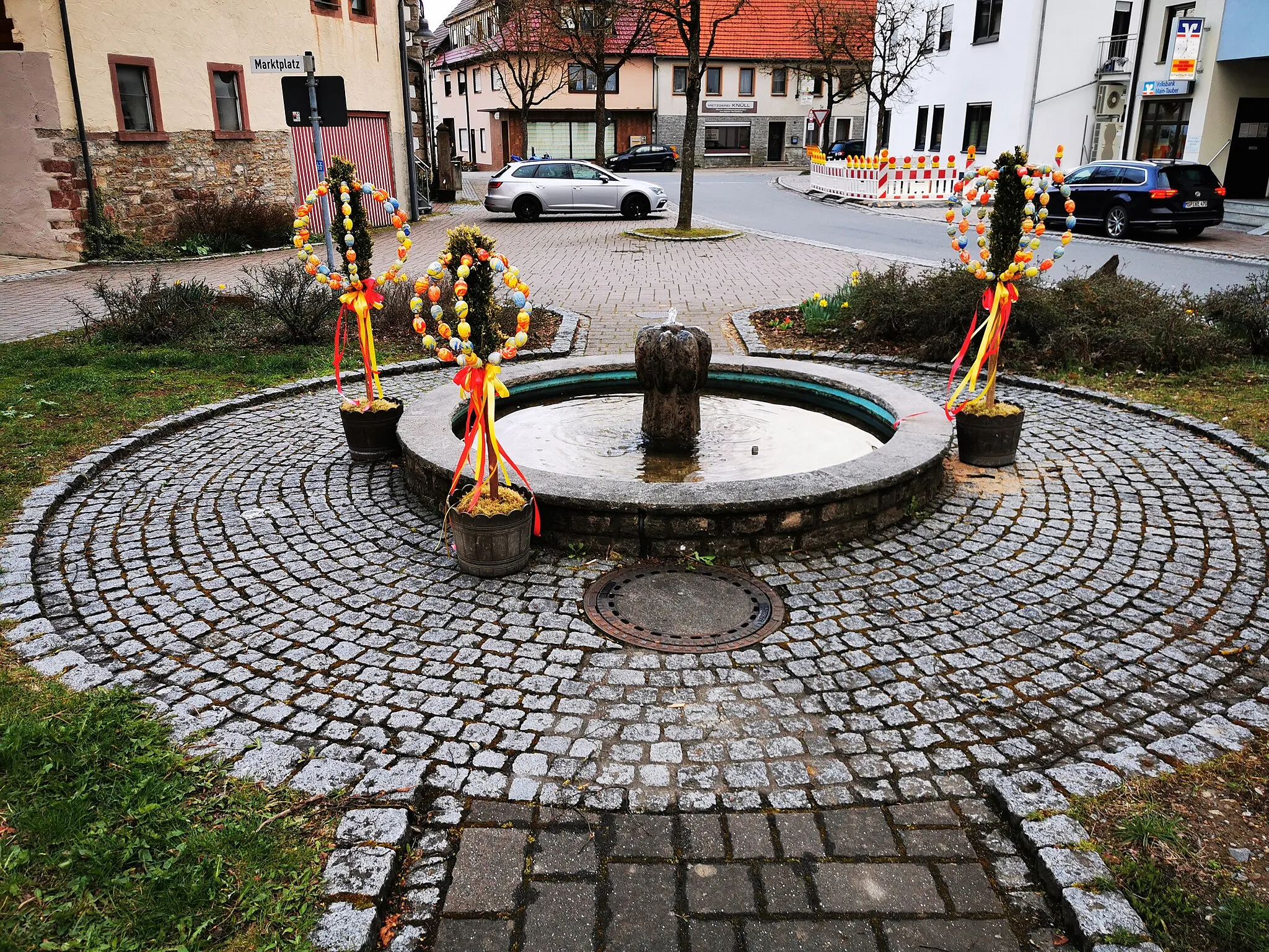 Photo showing: 2021-04-06 Osterbrunnen in Großrinderfeld, im Corona-Jahr 2021 etwas geringer im Umfang als in vergangenen Jahren